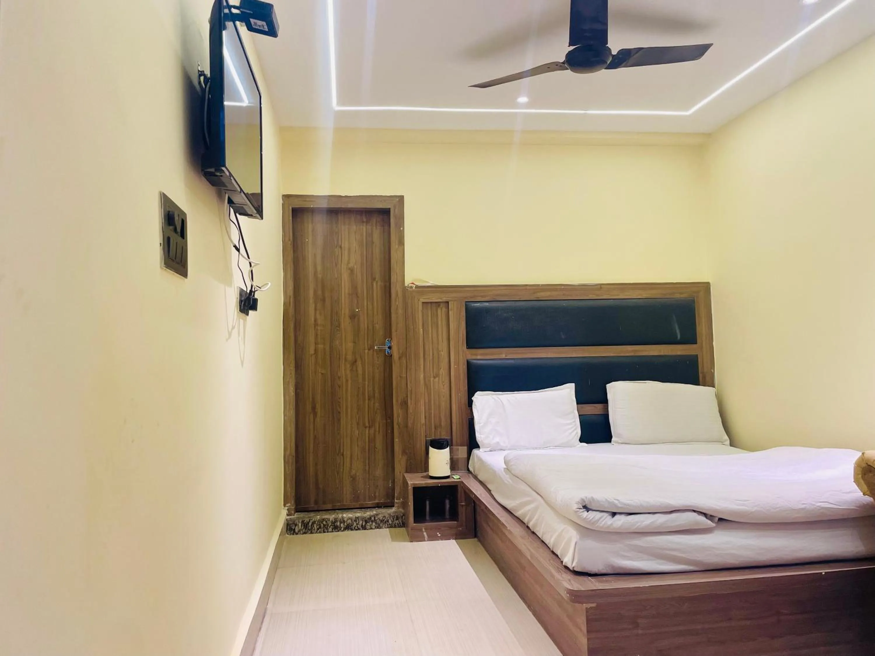 Bedroom, TV/Entertainment Center in Hotel Himgiri