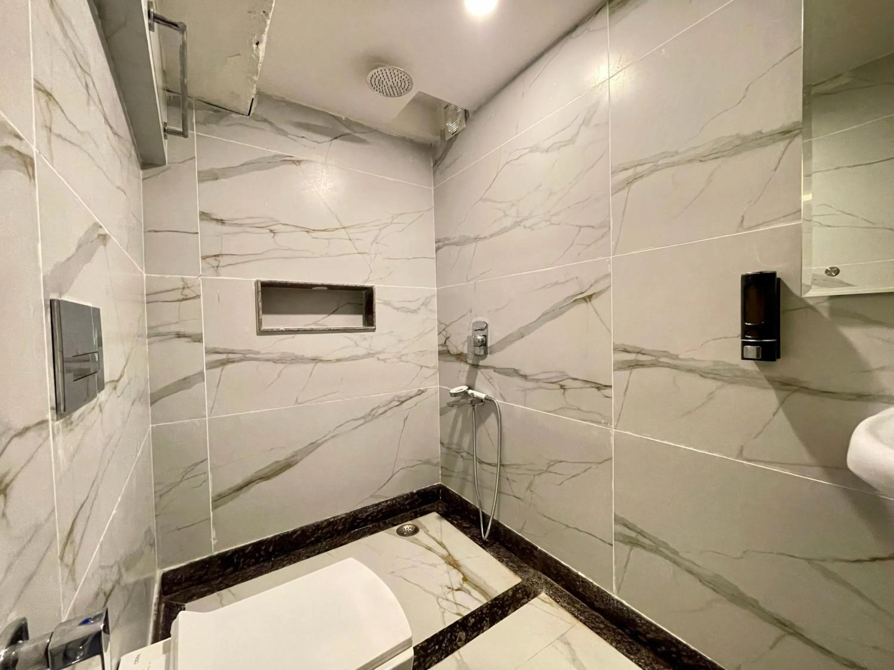 Bathroom in Hotel Himgiri
