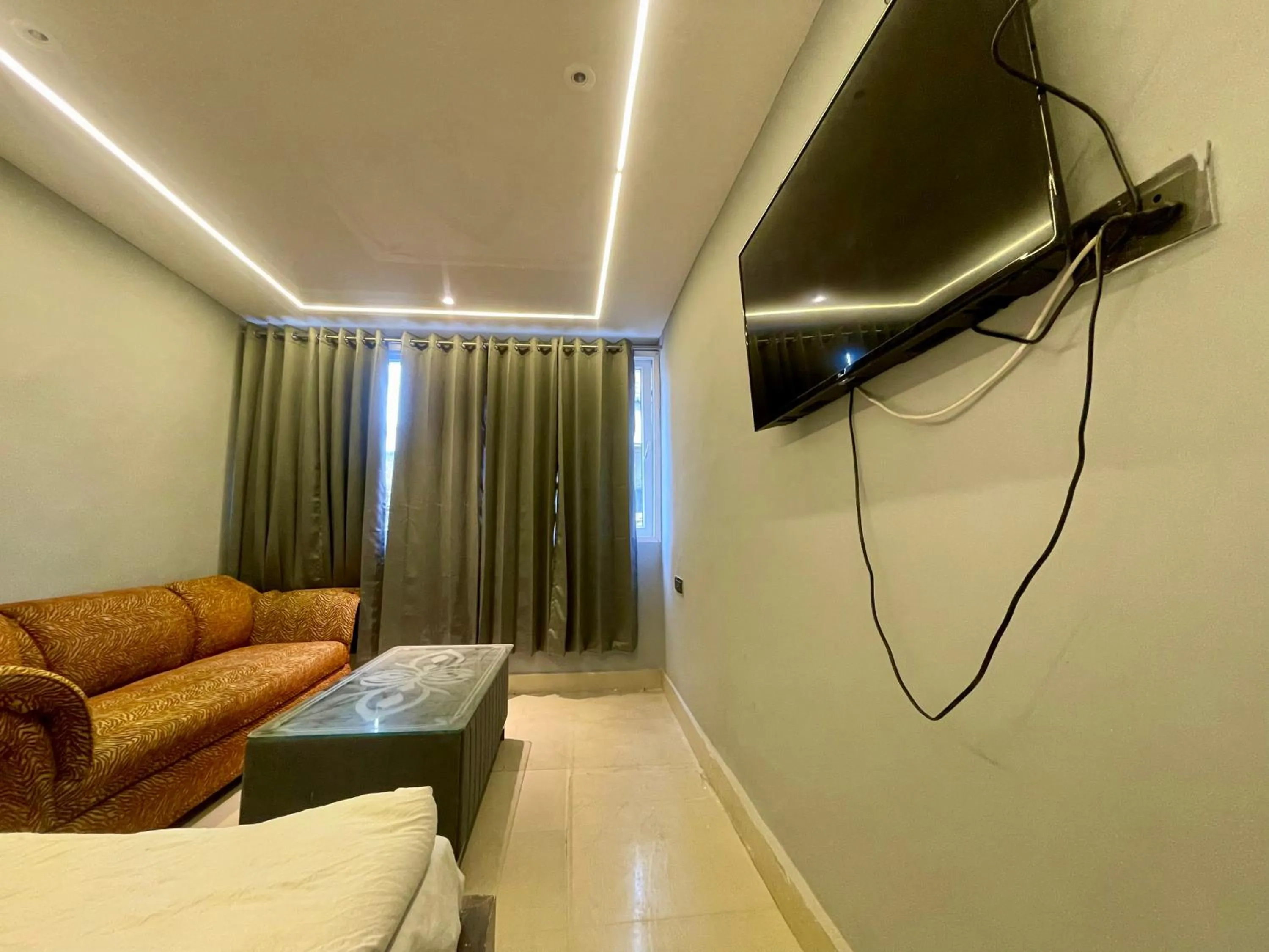 Bedroom, TV/Entertainment Center in Hotel Himgiri