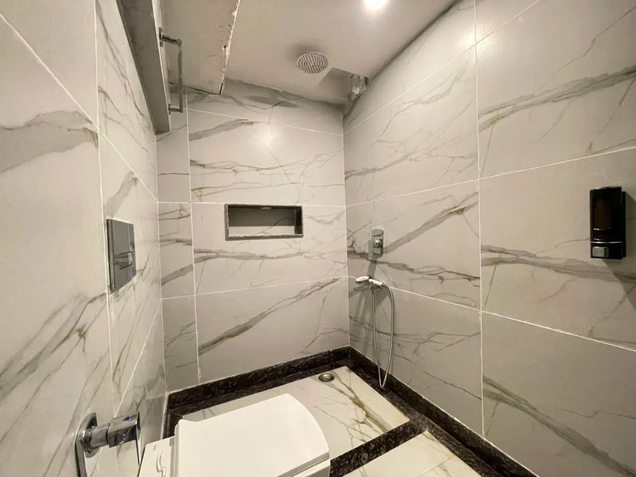 Bedroom, Bathroom in Hotel Himgiri