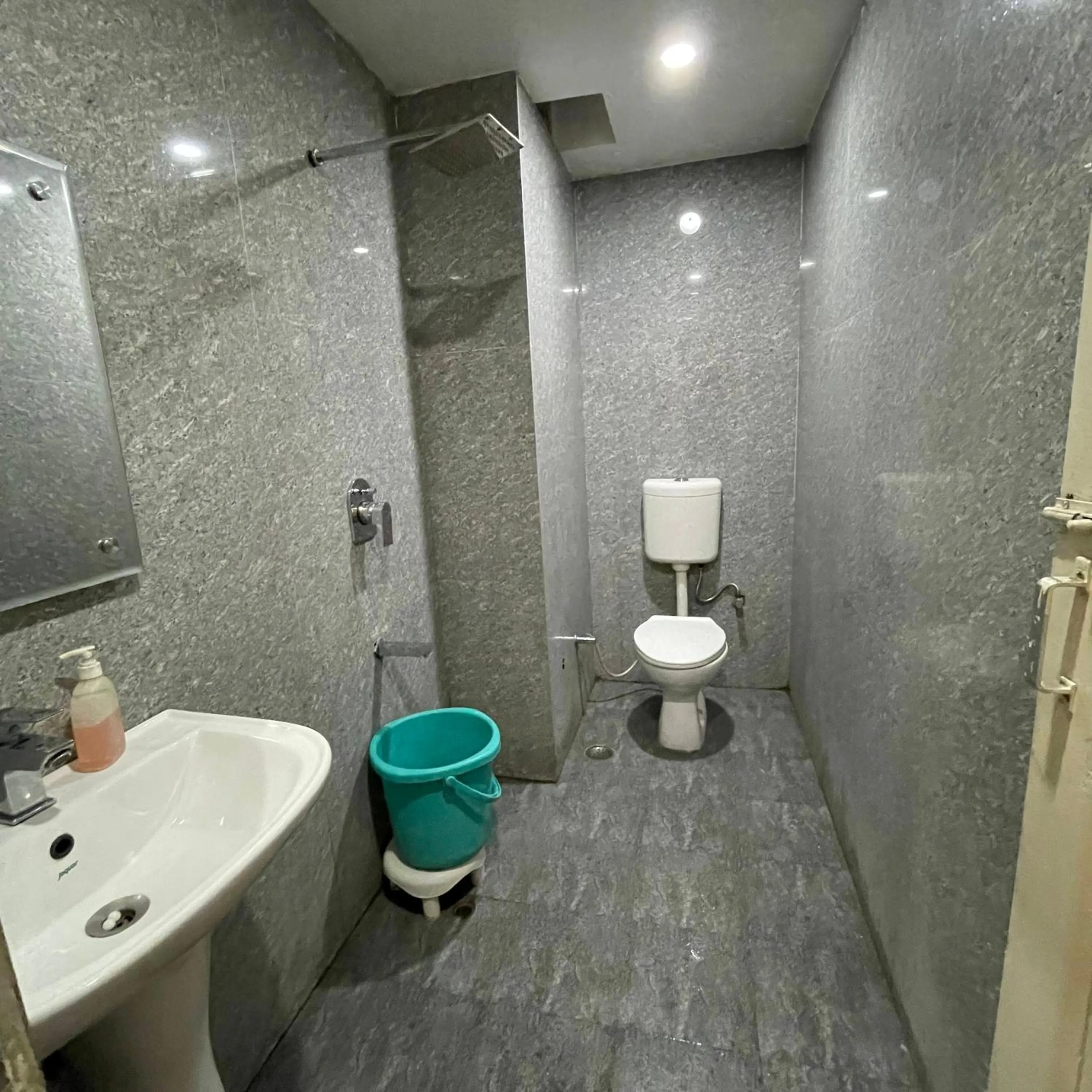 Bathroom in Hotel Himgiri