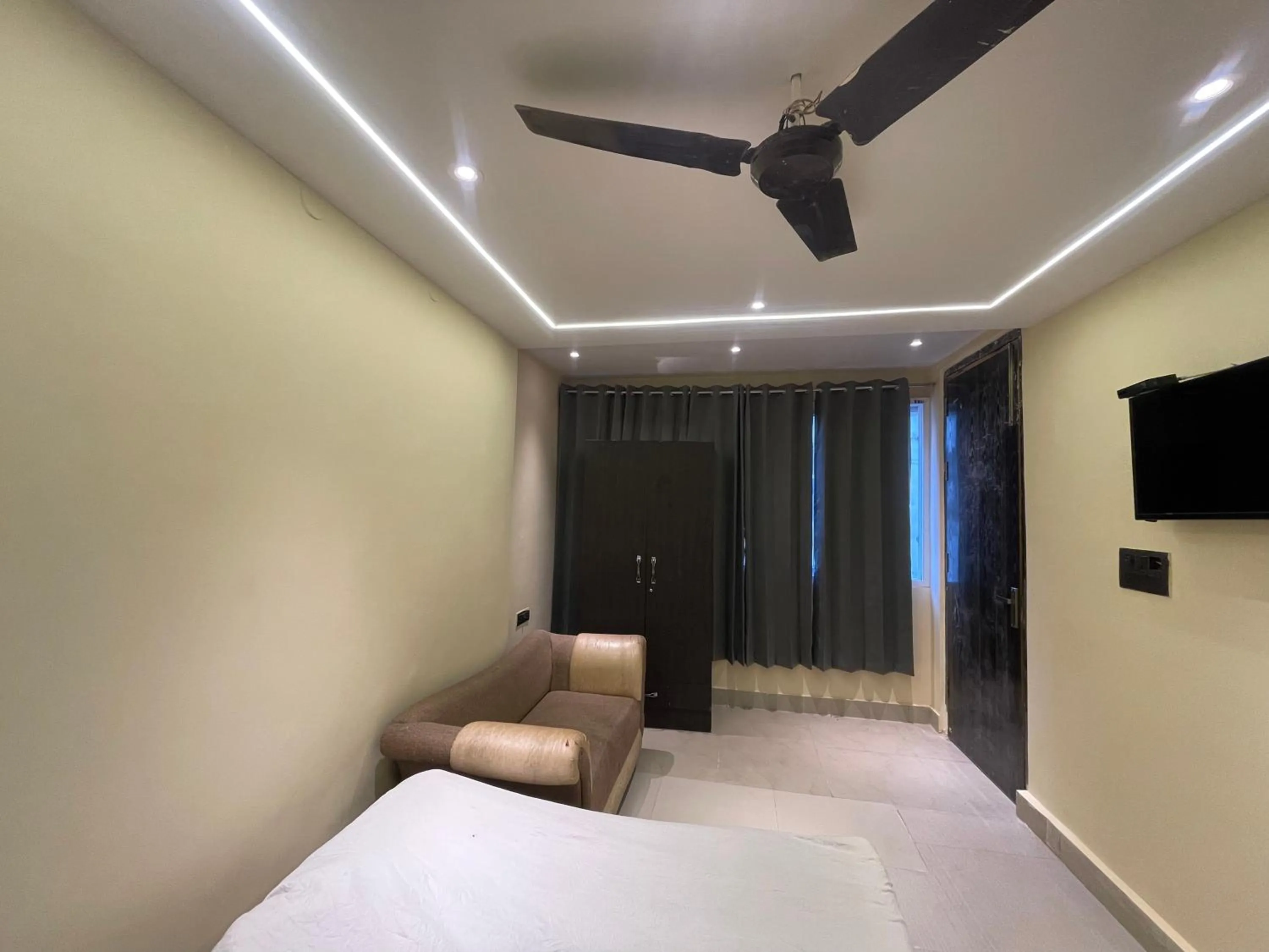 Bedroom in Hotel Himgiri