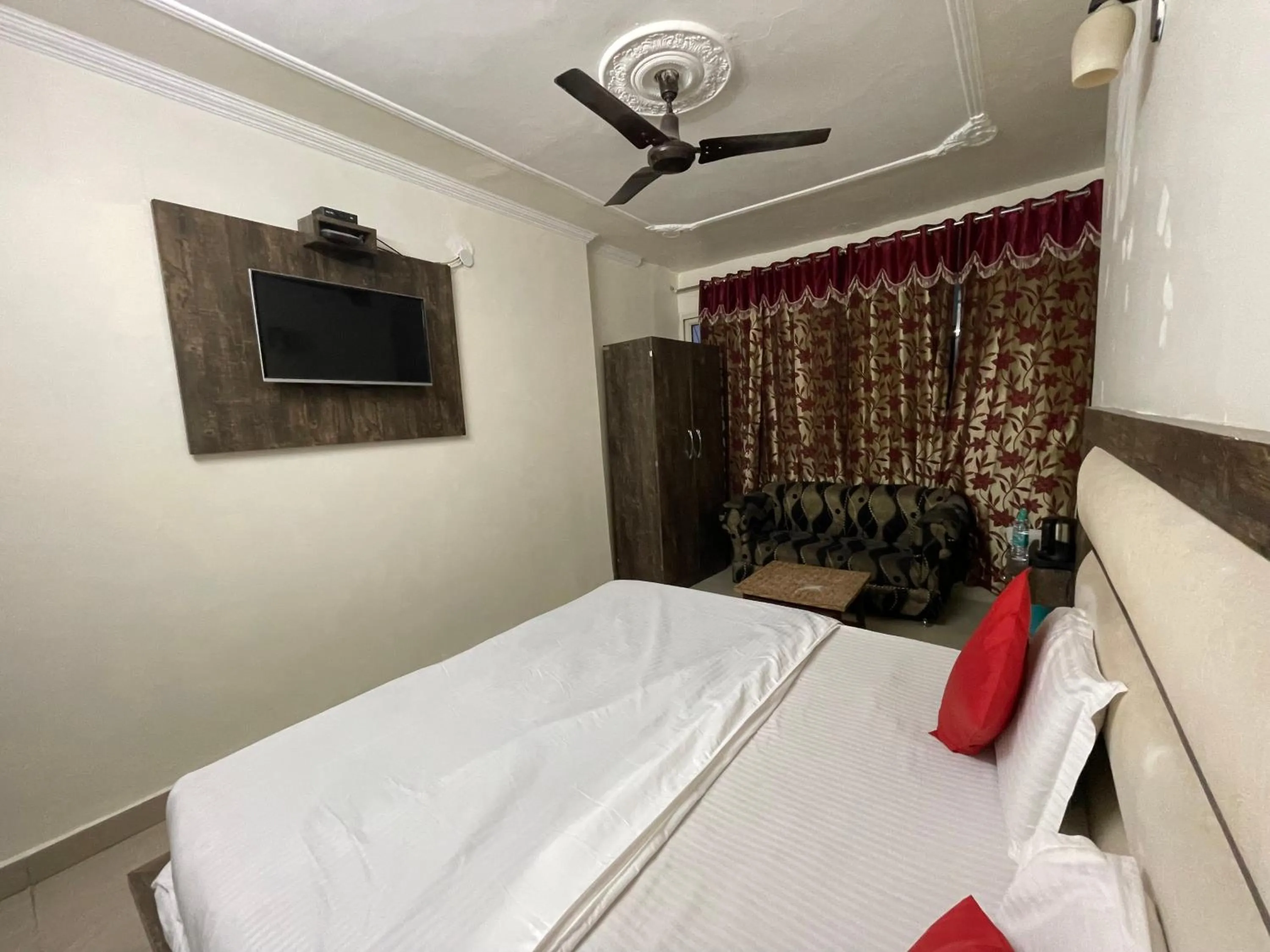 Property building, TV/Entertainment Center in Hotel Himgiri