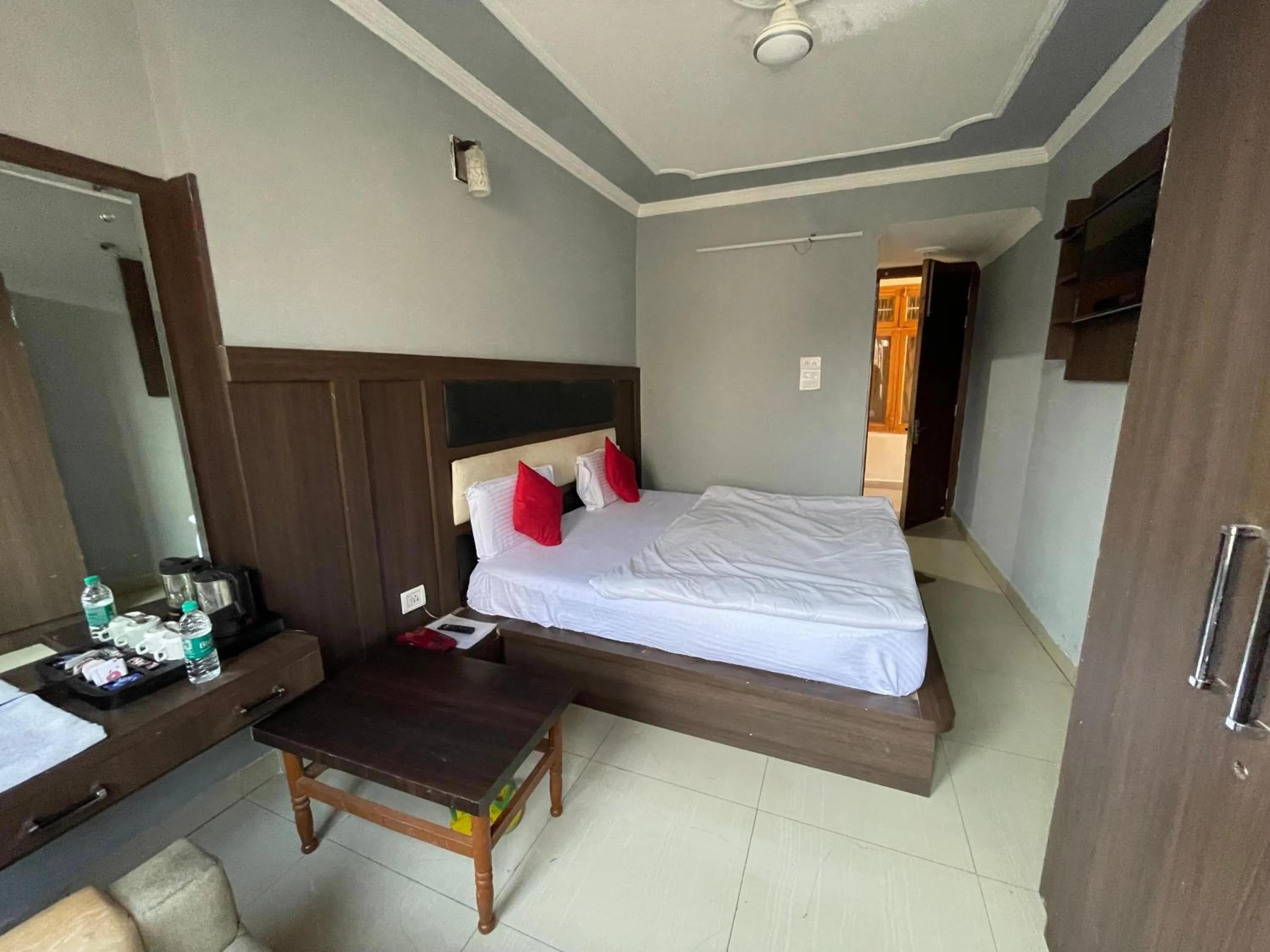 Bedroom in Hotel Himgiri