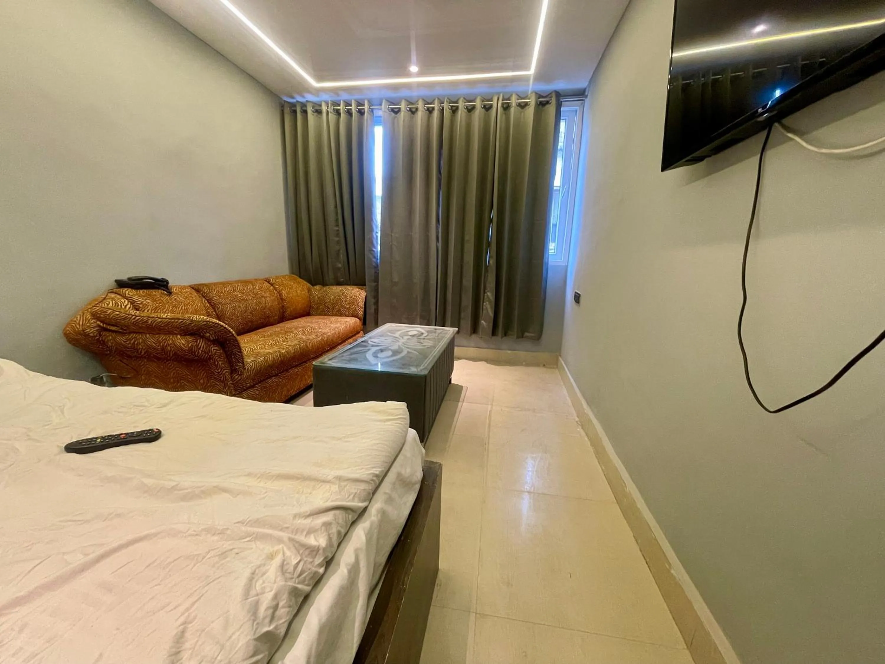 Bedroom, TV/Entertainment Center in Hotel Himgiri