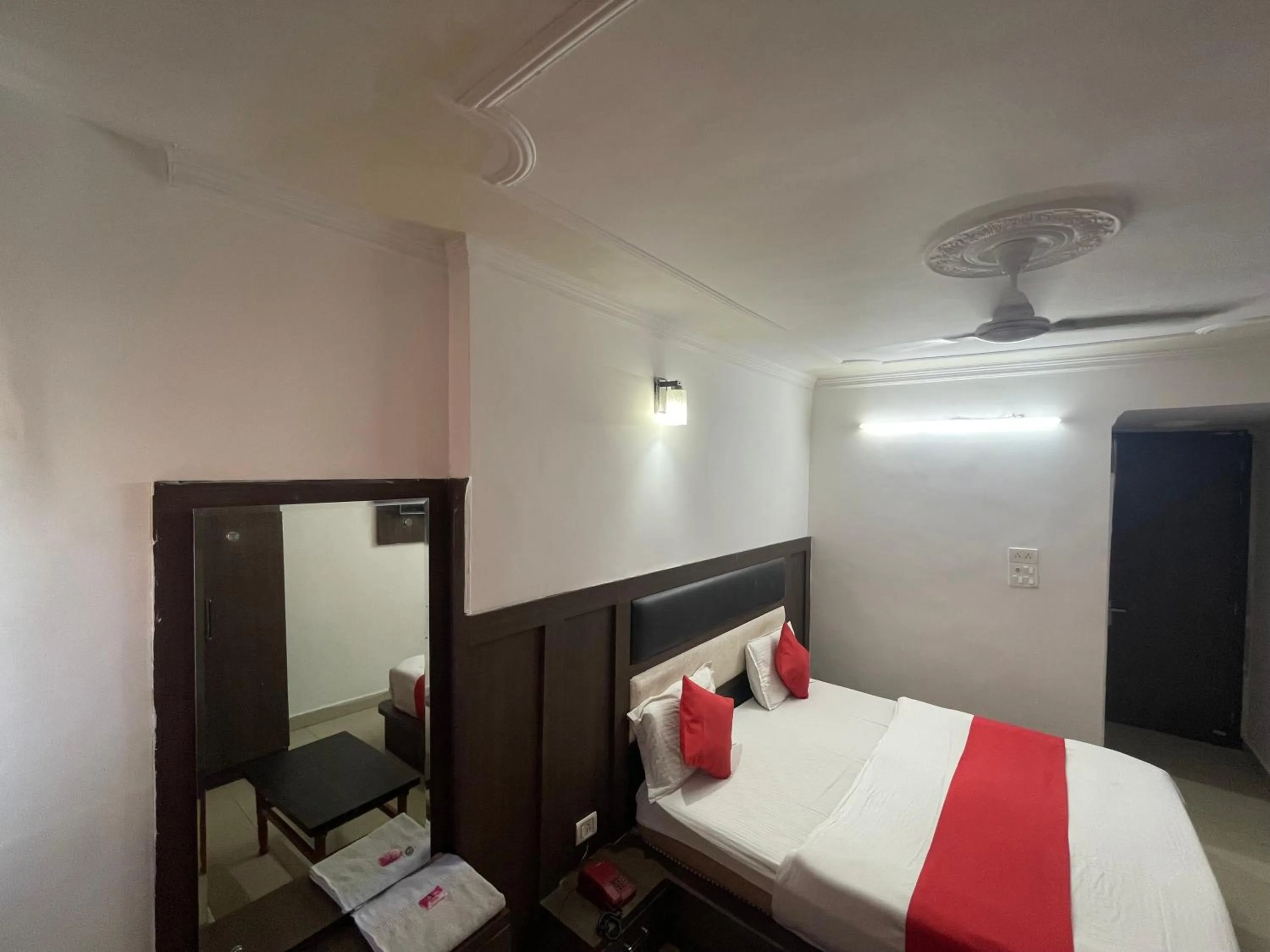 Bed in Hotel Himgiri