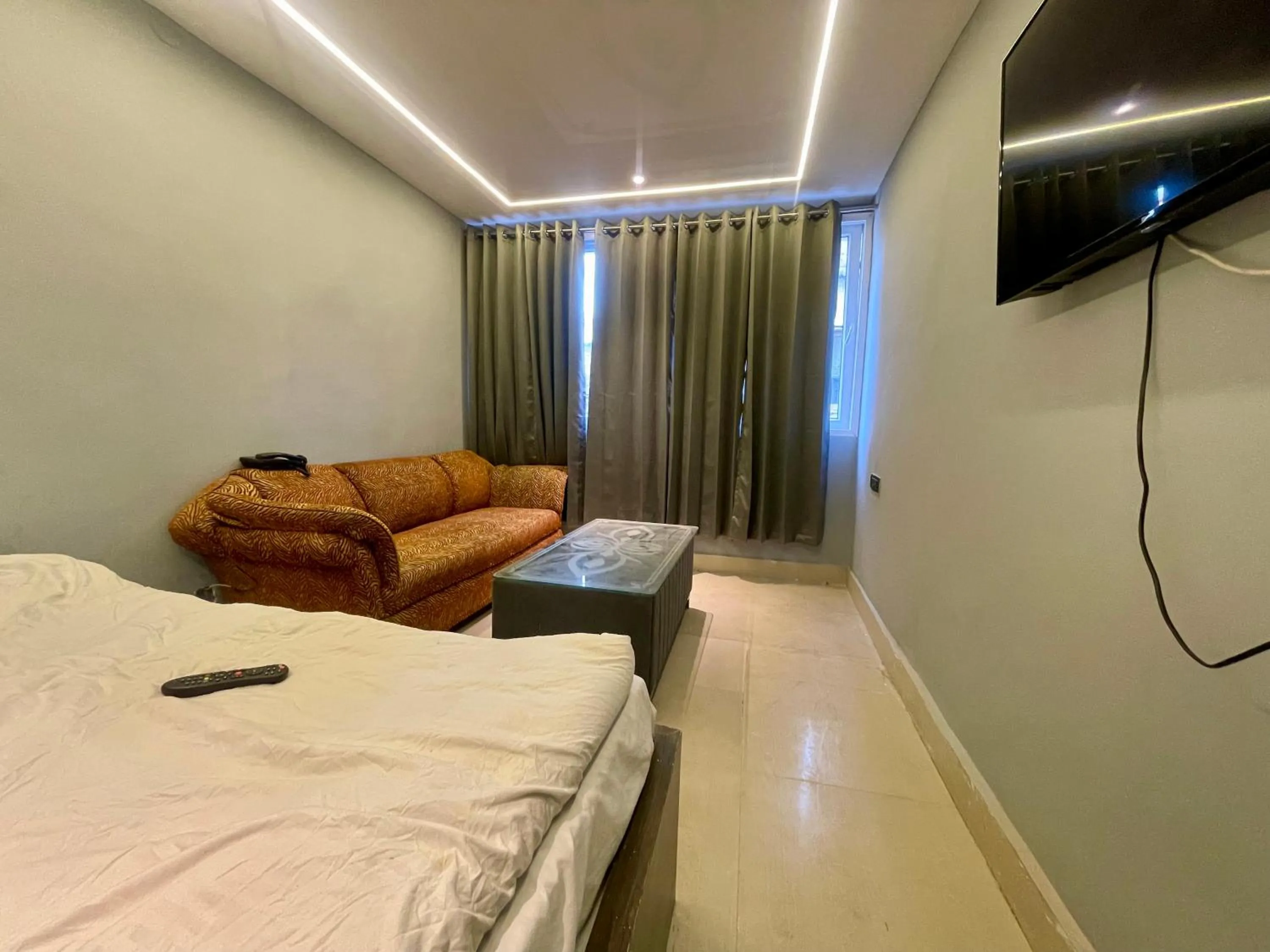 Bedroom, TV/Entertainment Center in Hotel Himgiri