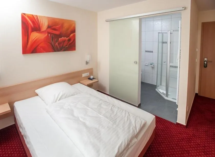 Photo of the whole room, Bed in Johanniterhotel