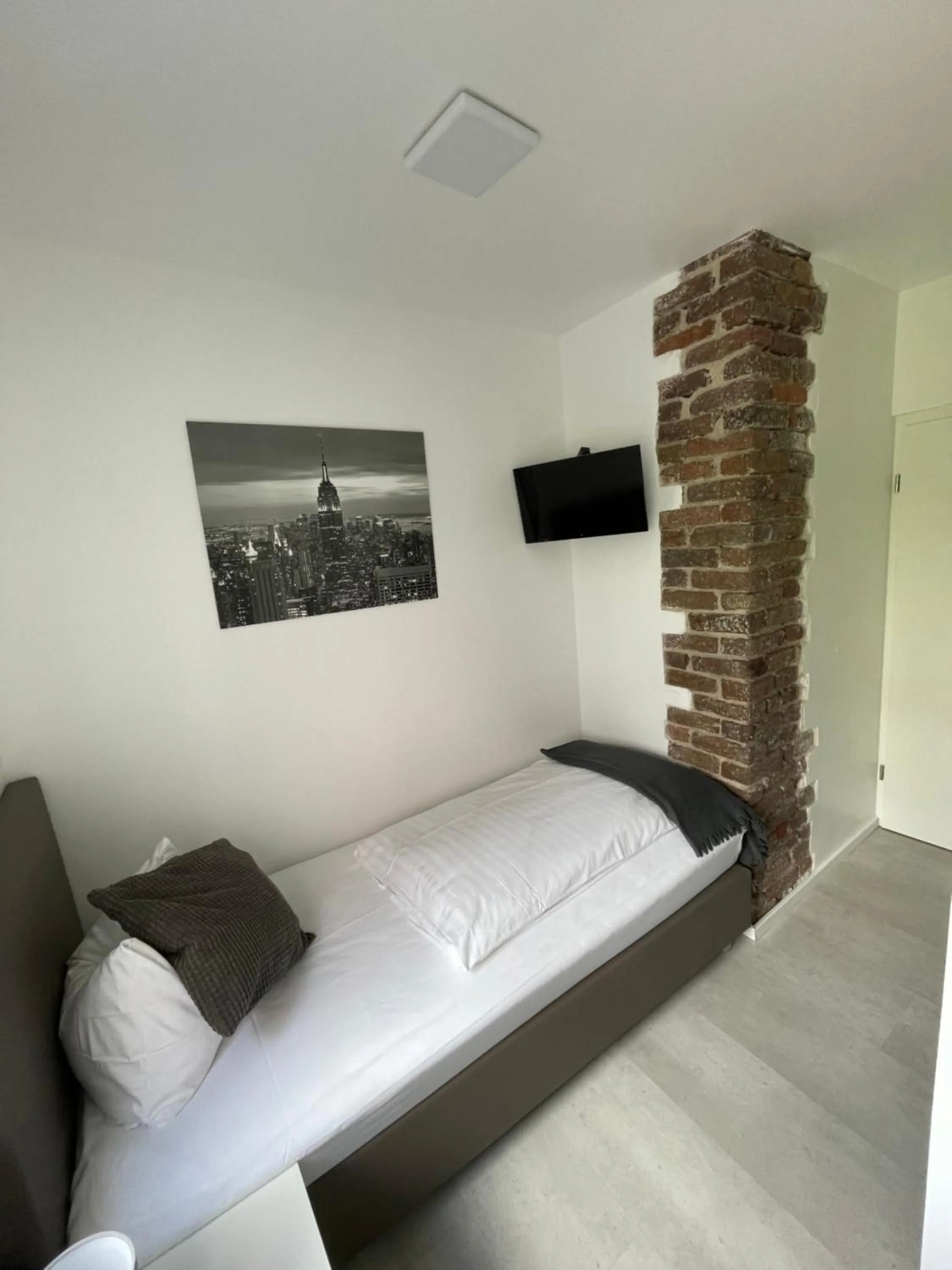 Photo of the whole room, Bed in Liberty Hotel Cologne