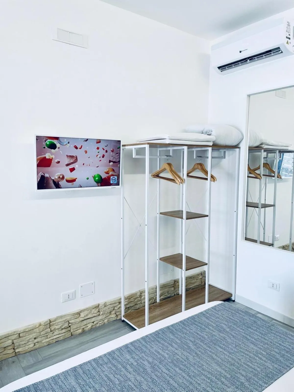 wardrobe, Bed in Aquamarì B&B