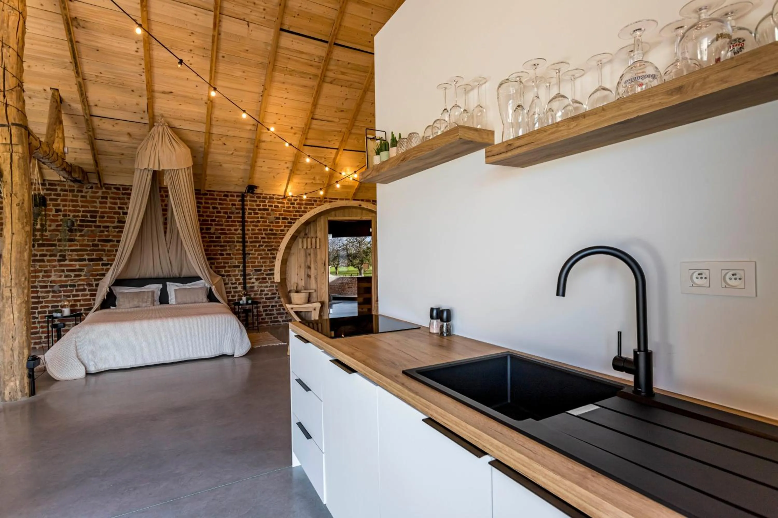 Kitchen or kitchenette in De Hoeveschuur