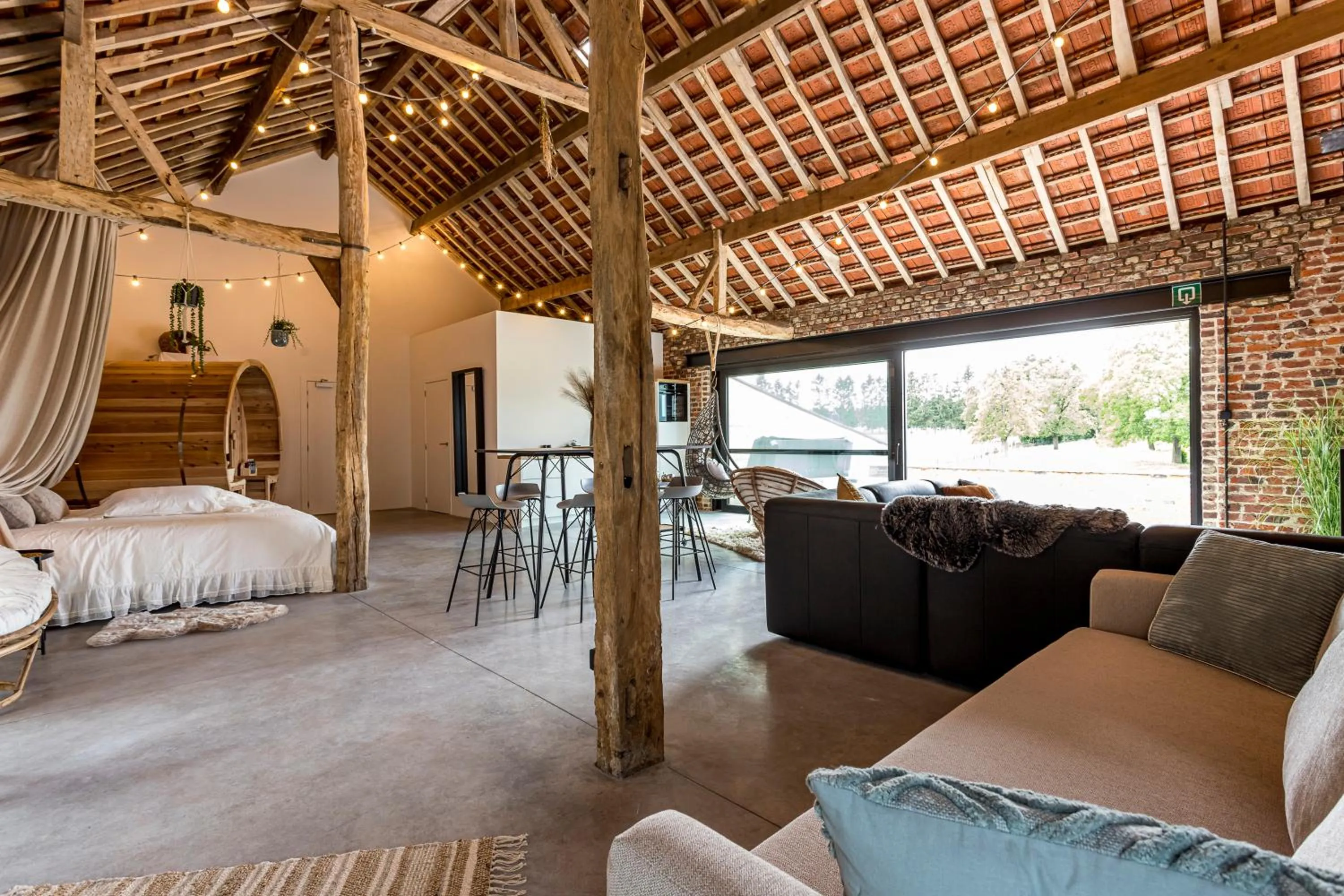 Photo of the whole room, Bed in De Hoeveschuur