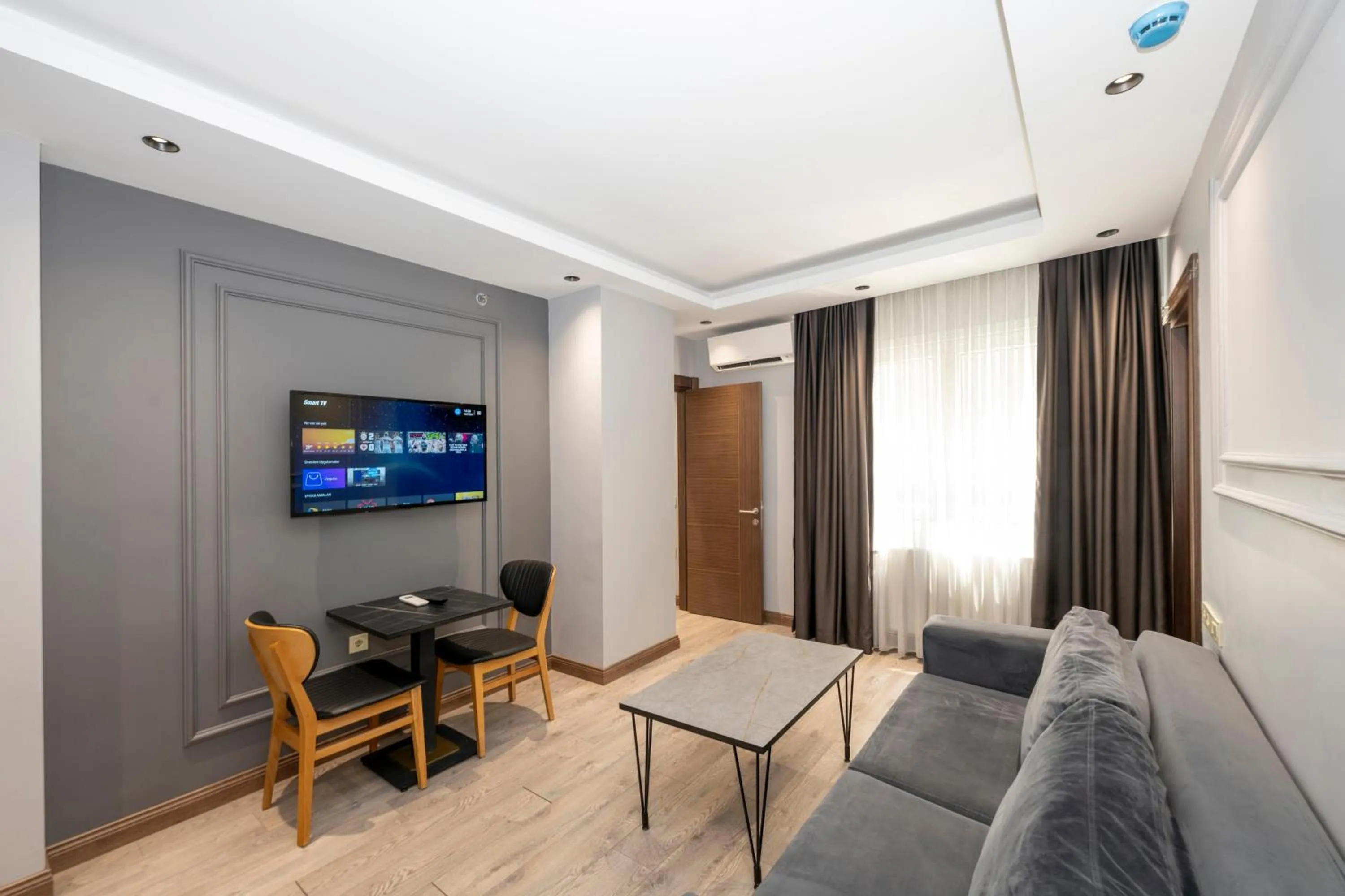 Communal lounge/ TV room in Comfort Suites Hotel