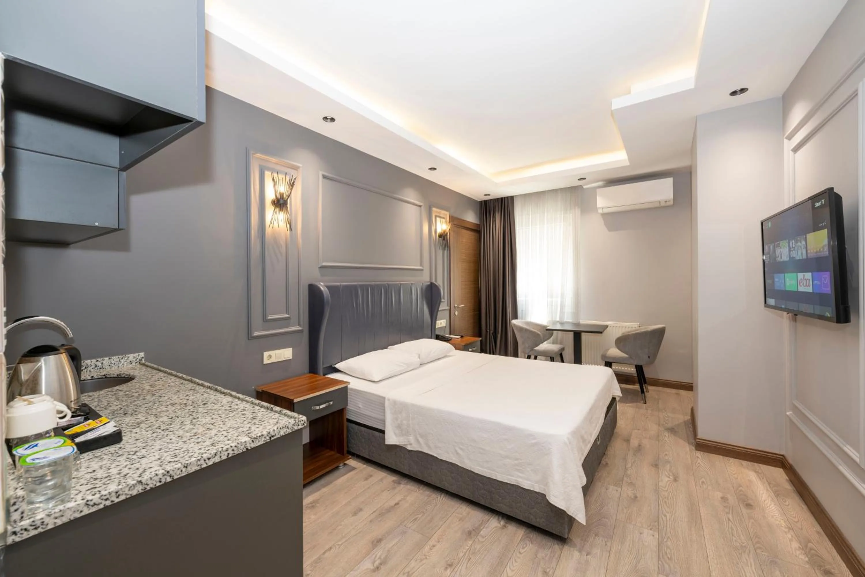 TV and multimedia, Bed in Comfort Suites Hotel