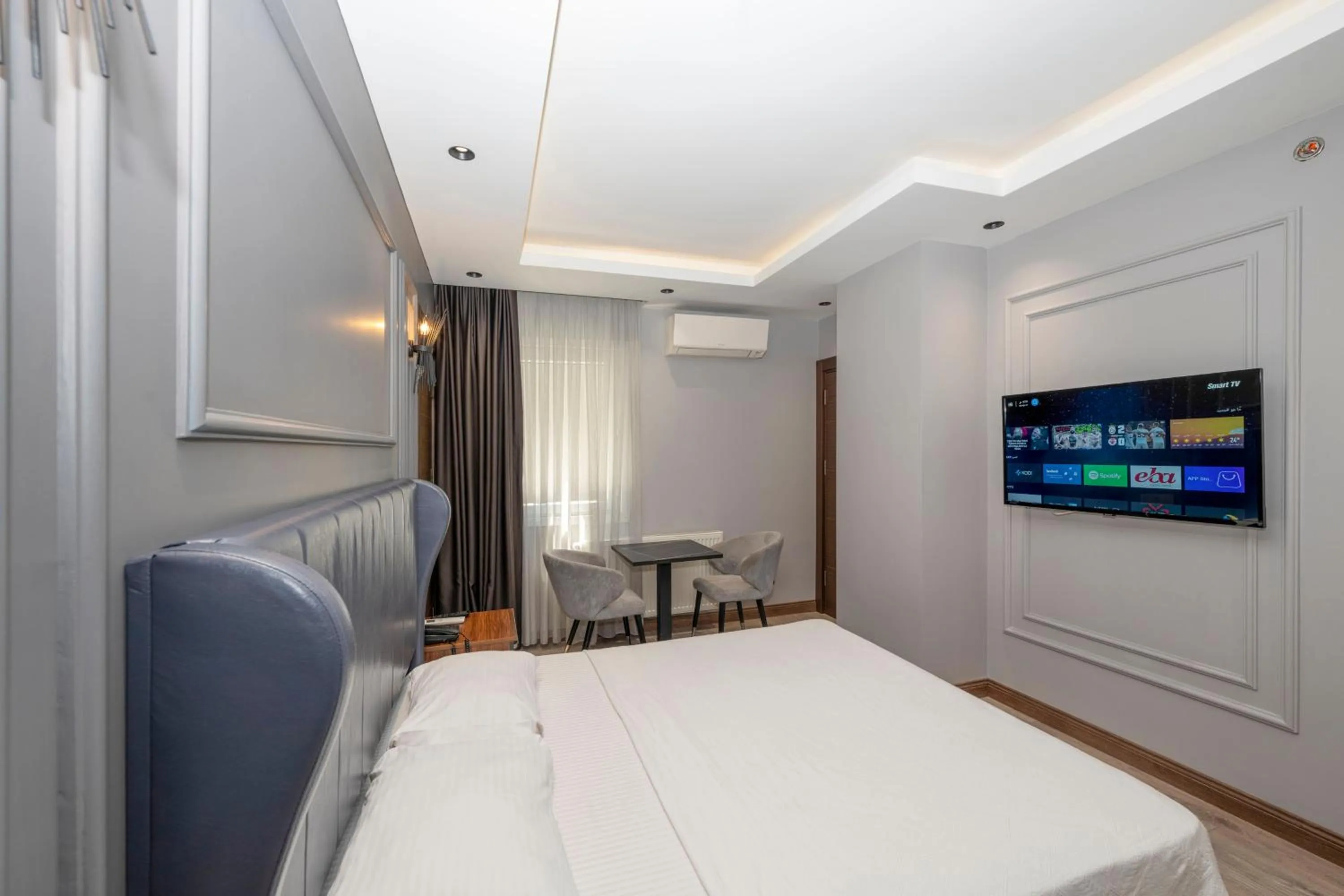 Bed in Comfort Suites Hotel