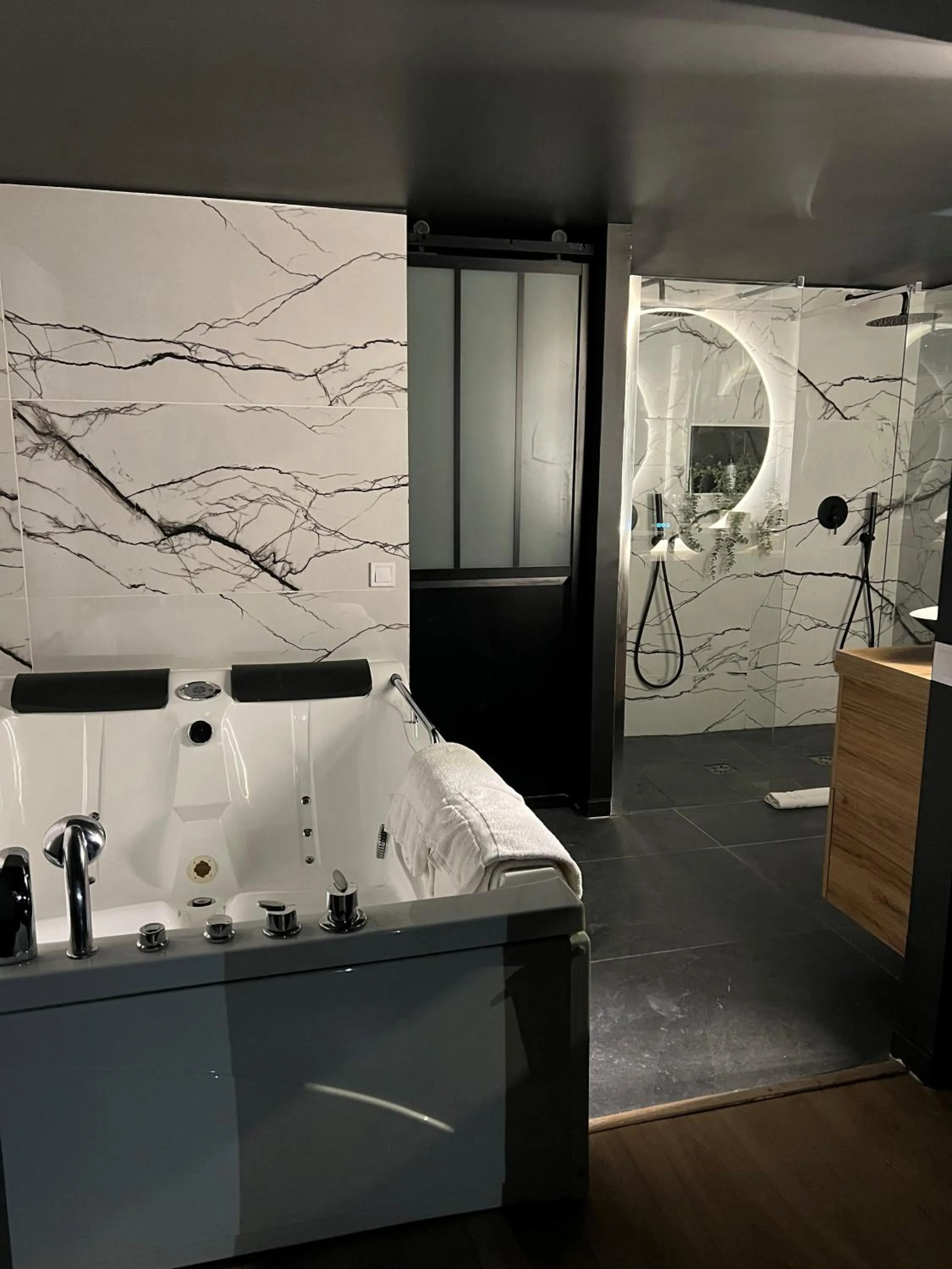 Shower in Hôtel Gallia Cannes