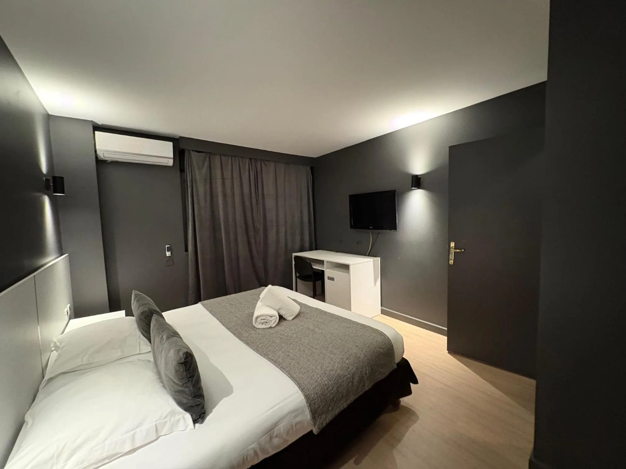 Bed in Hôtel Gallia Cannes