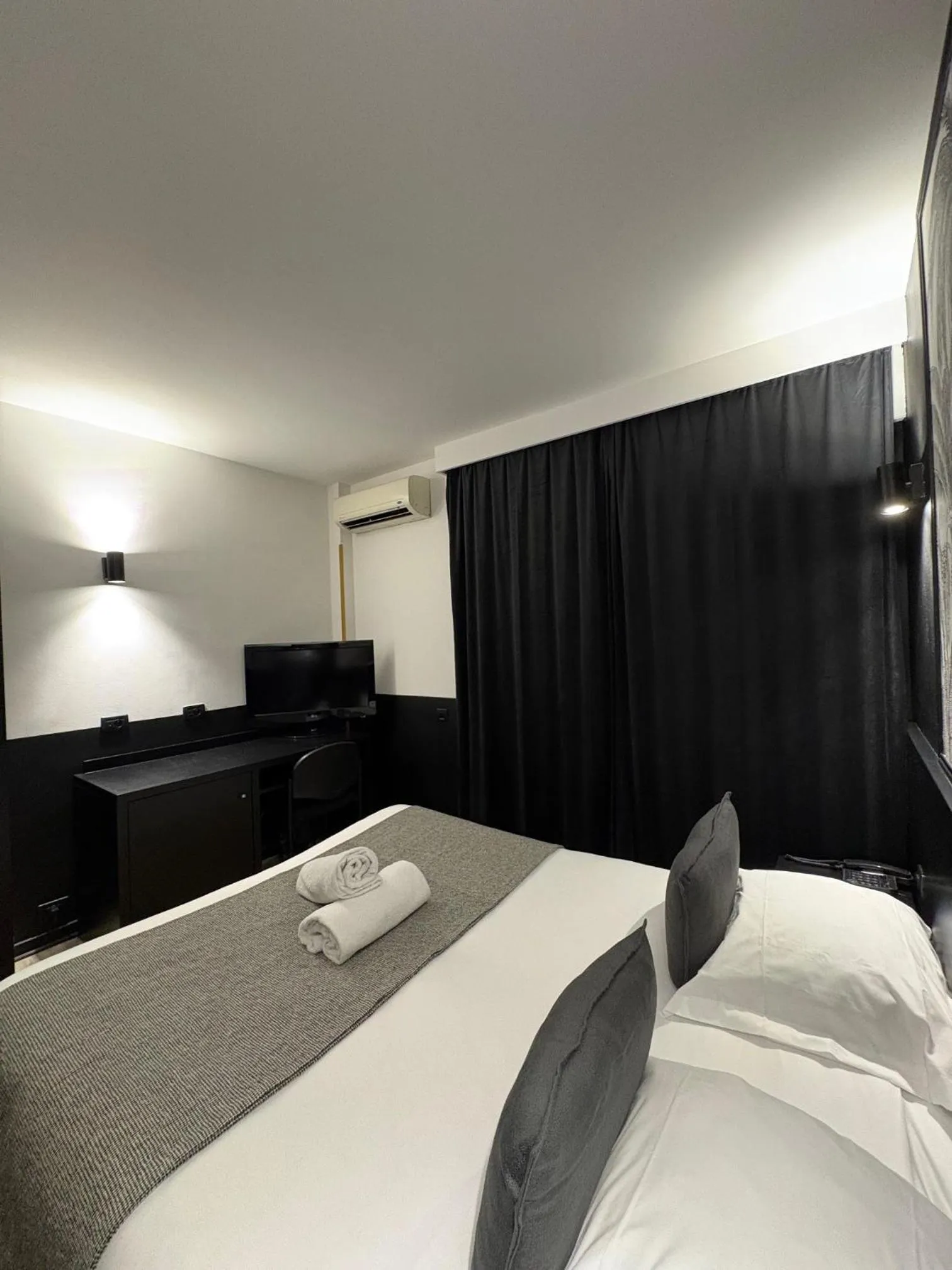 Bed in Hôtel Gallia Cannes