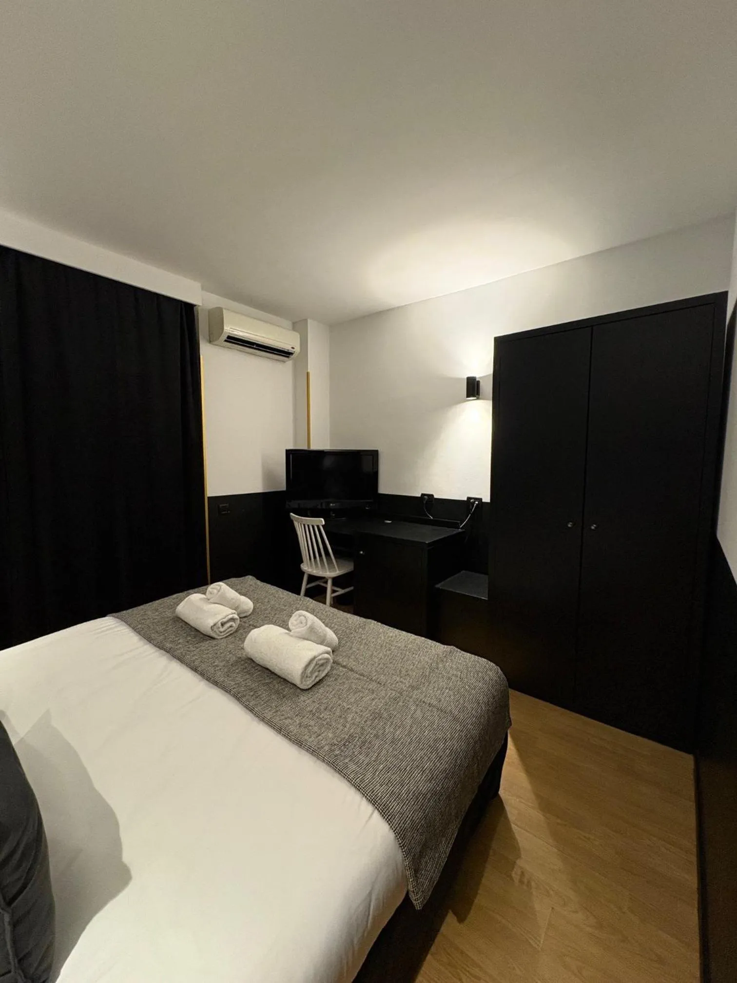 Bed in Hôtel Gallia Cannes