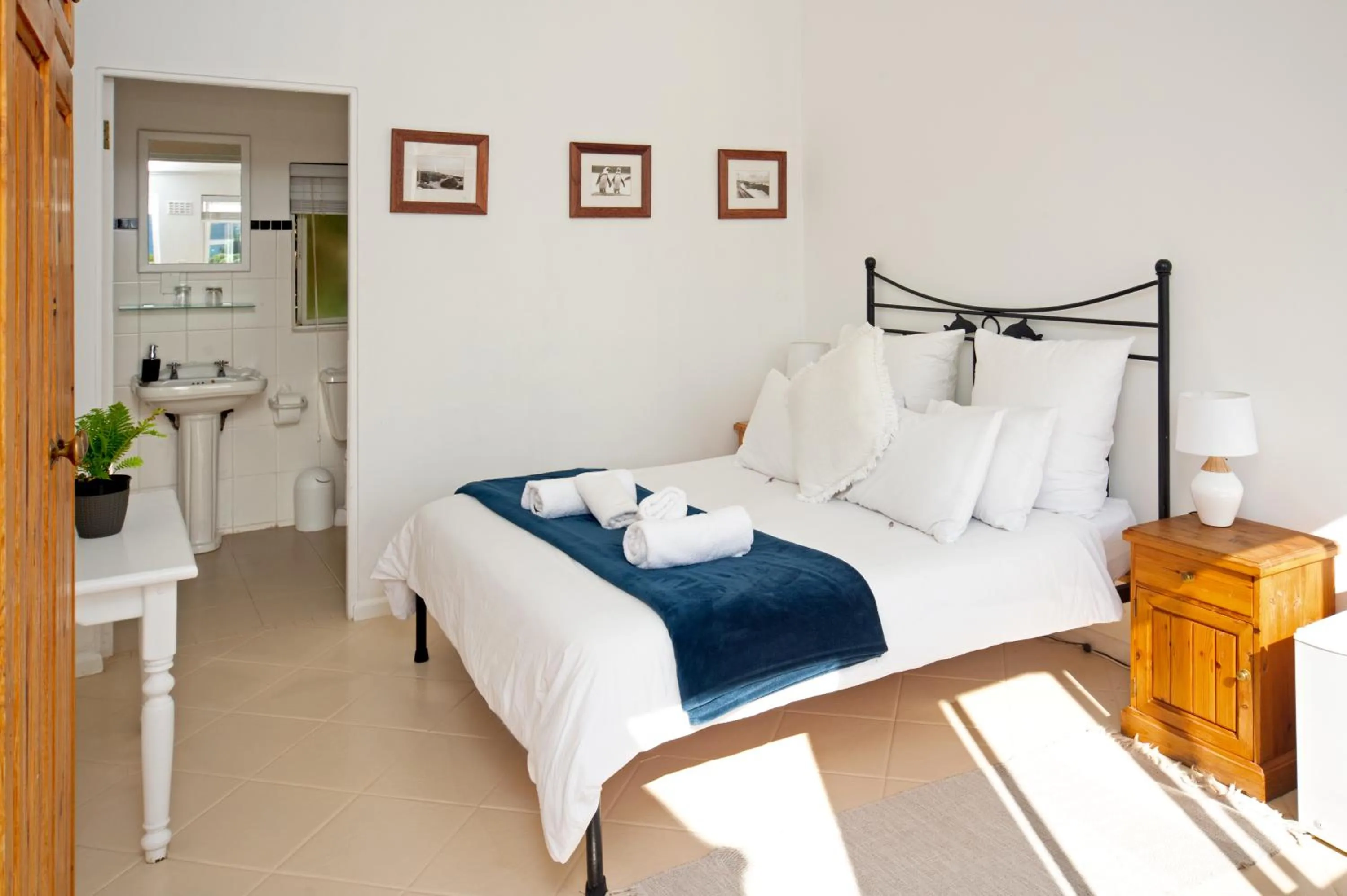 Bed in Boulders Beach Hotel, Cafe and Curio shop