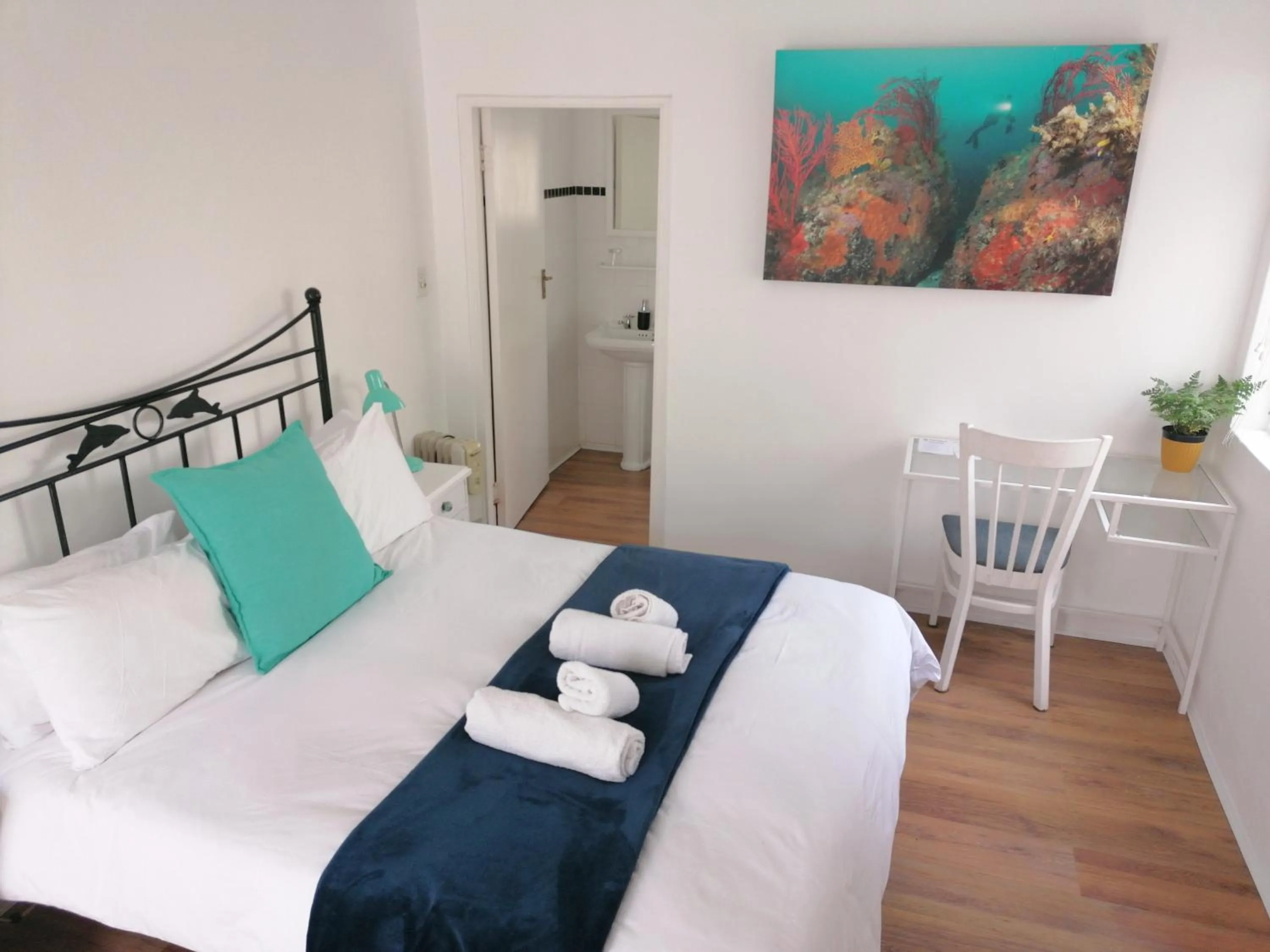 Bed in Boulders Beach Hotel, Cafe and Curio shop