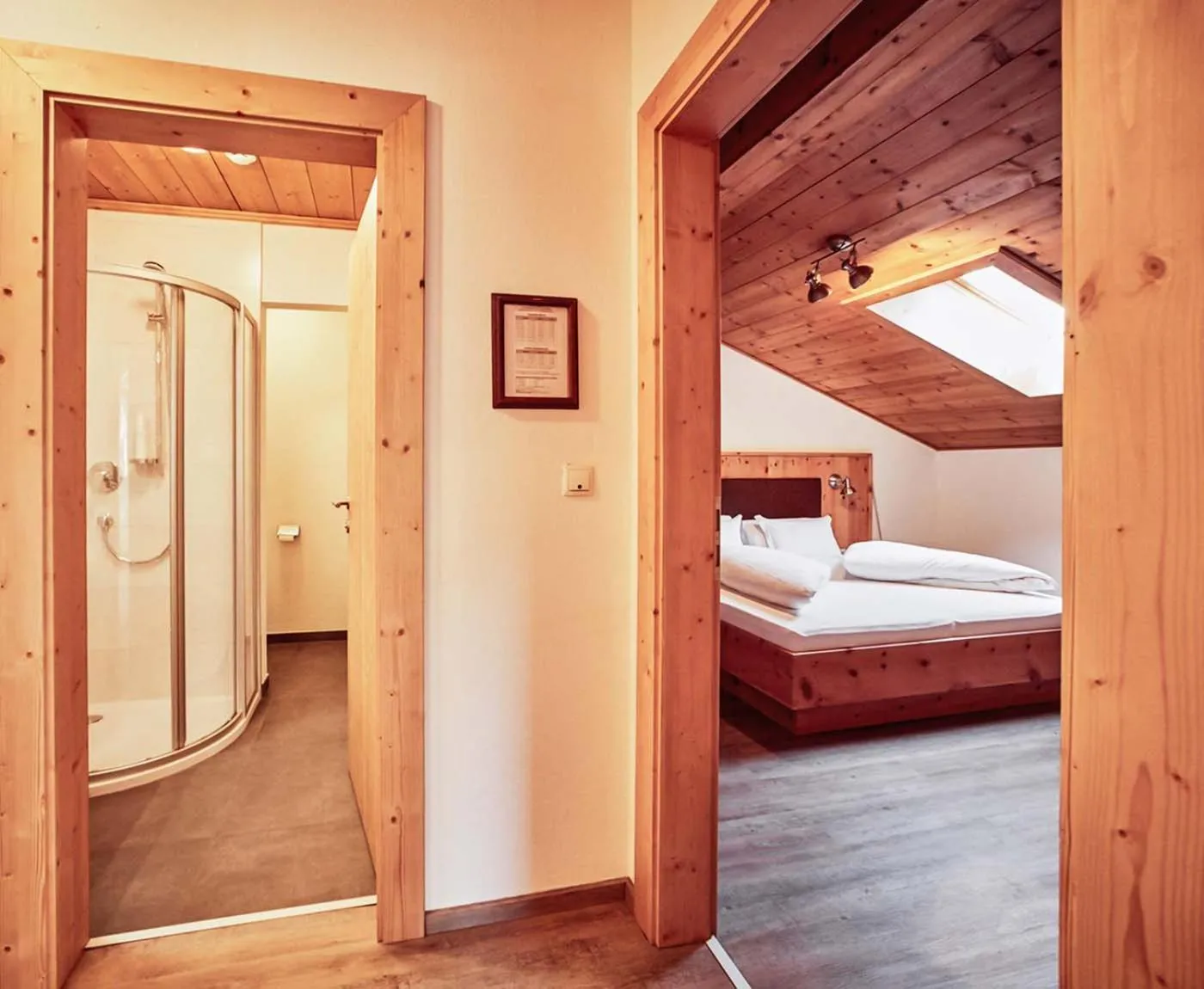 Bathroom, Bed in Hotel Brennerspitz