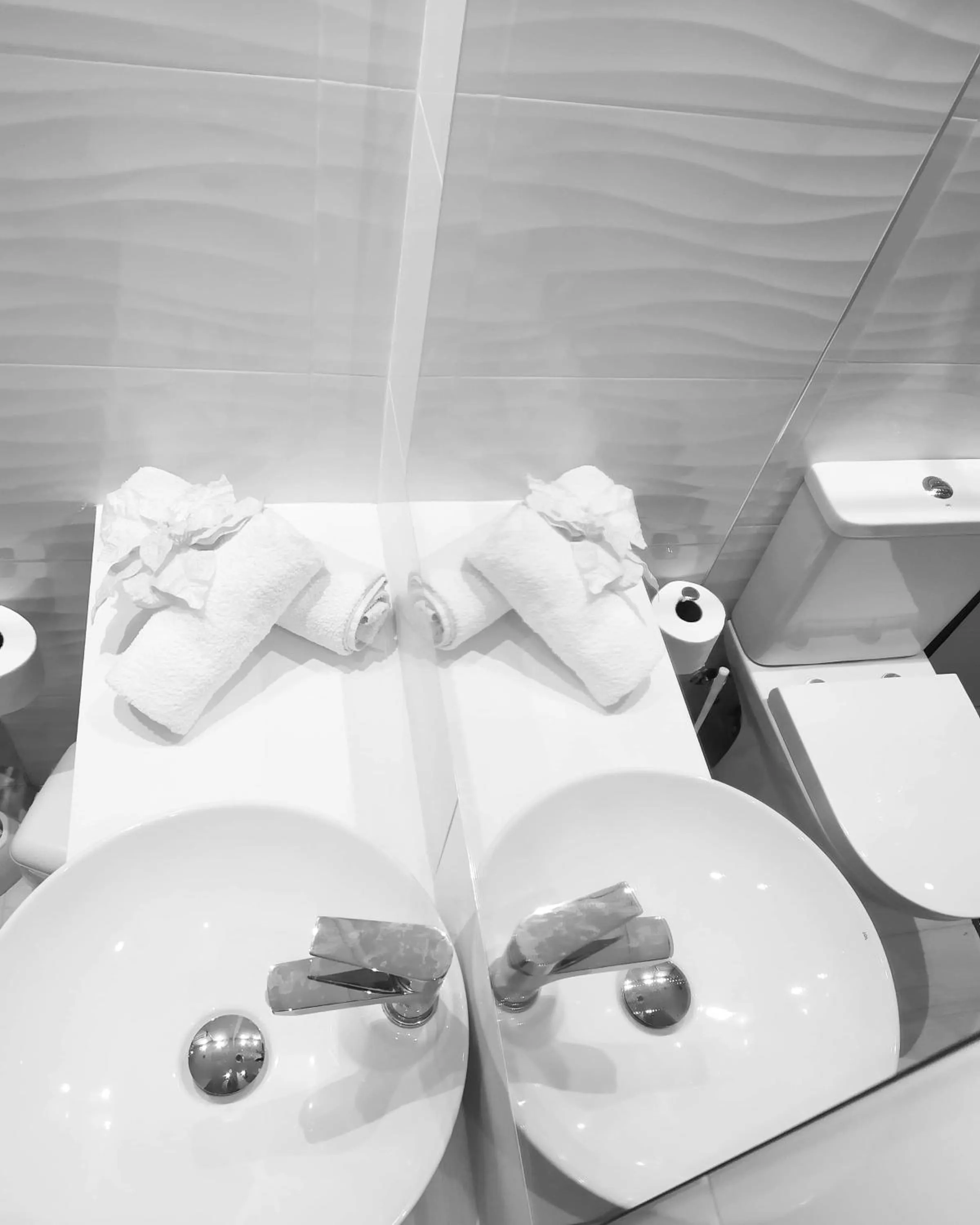 Bathroom, Bed in Orion Apartments