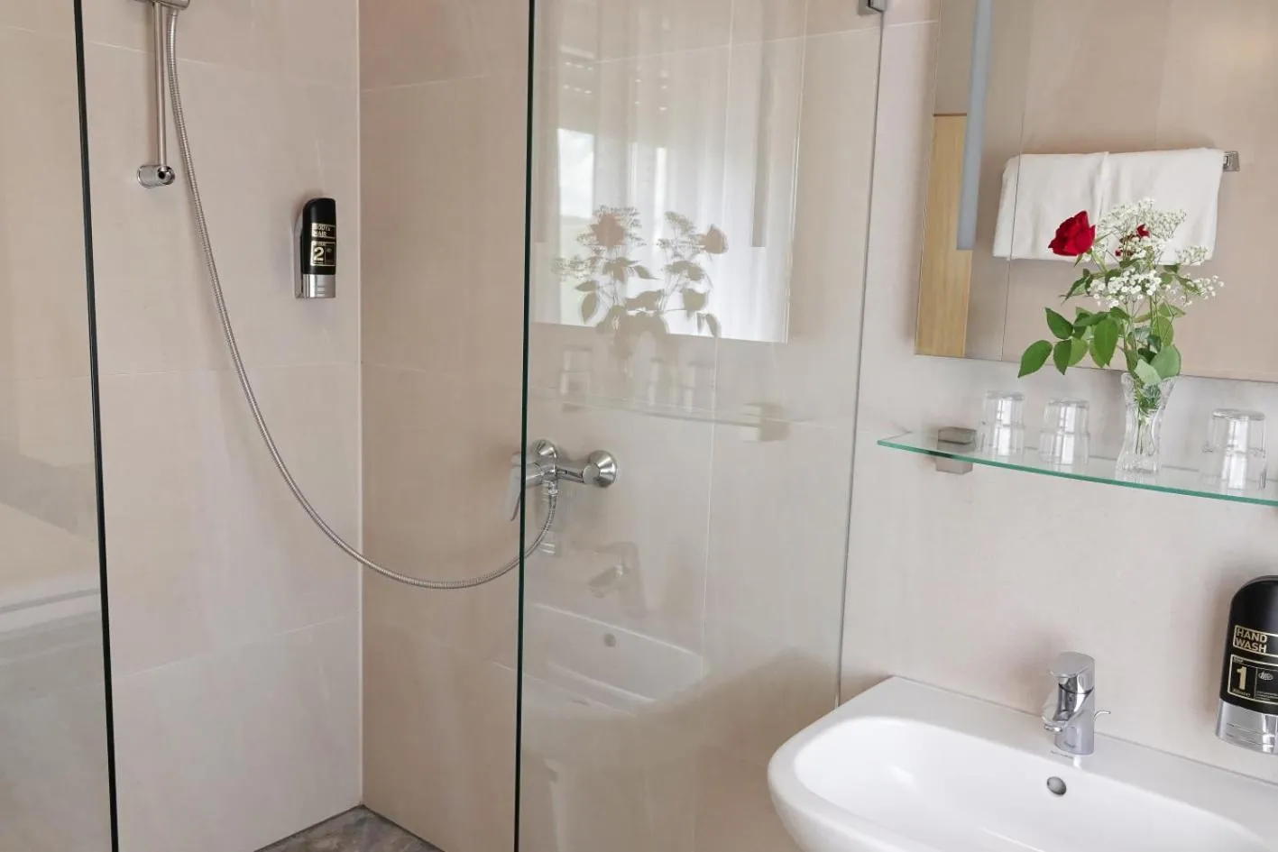 Shower in Hotel-Restaurant Zum Kirschbaum