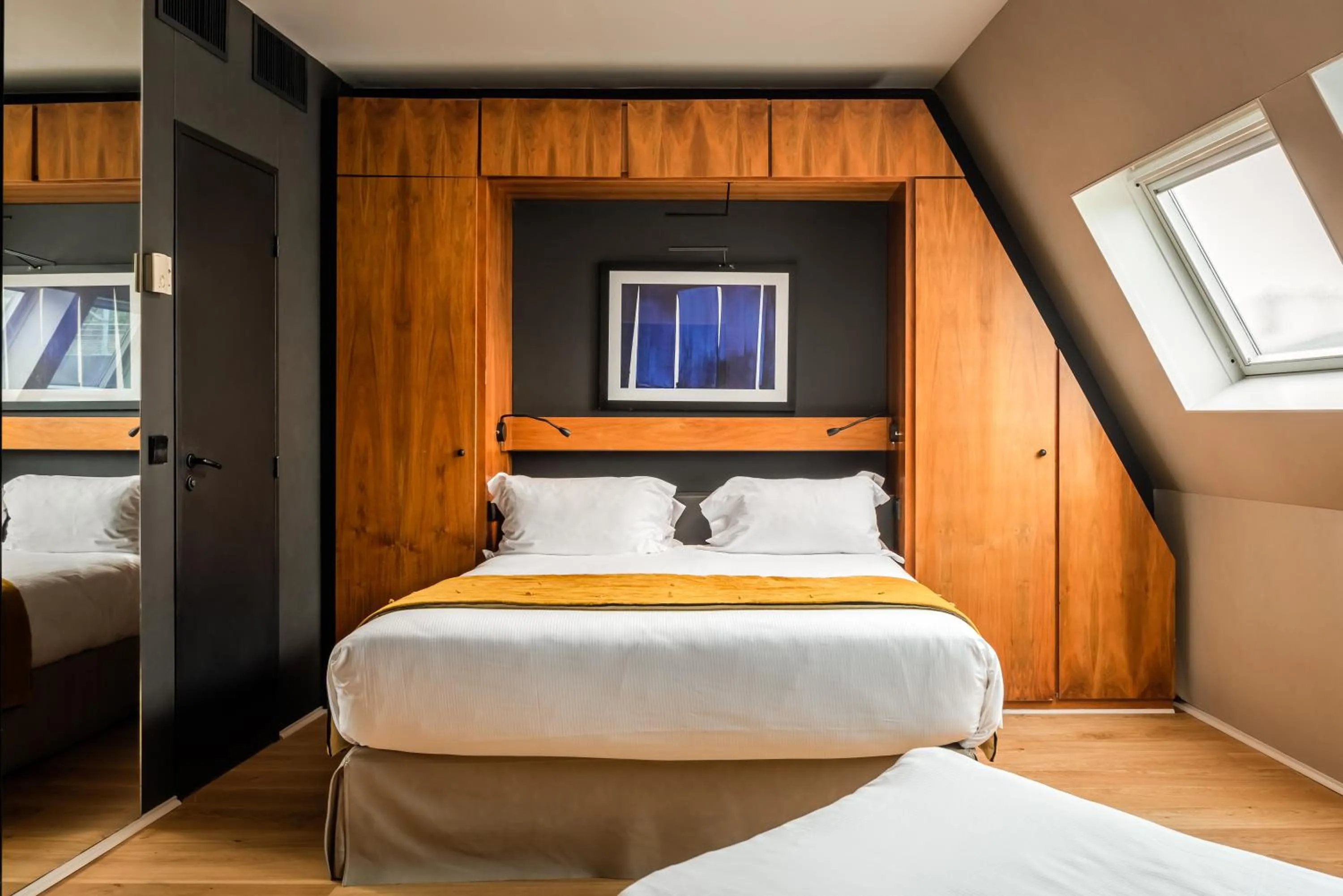 Photo of the whole room, Bed in Chateaudun Opéra