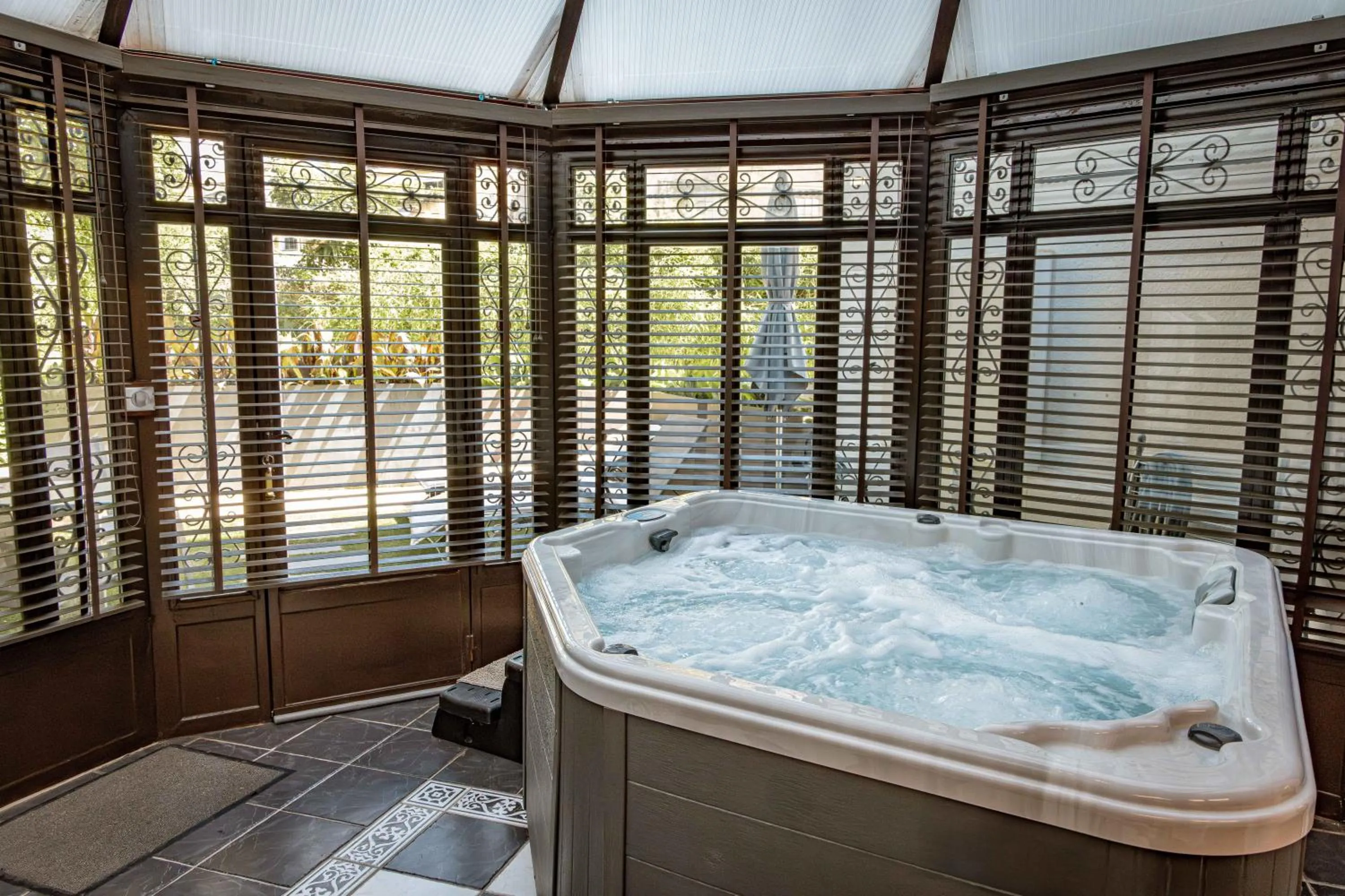 Hot Tub in les jardins de la fontaine