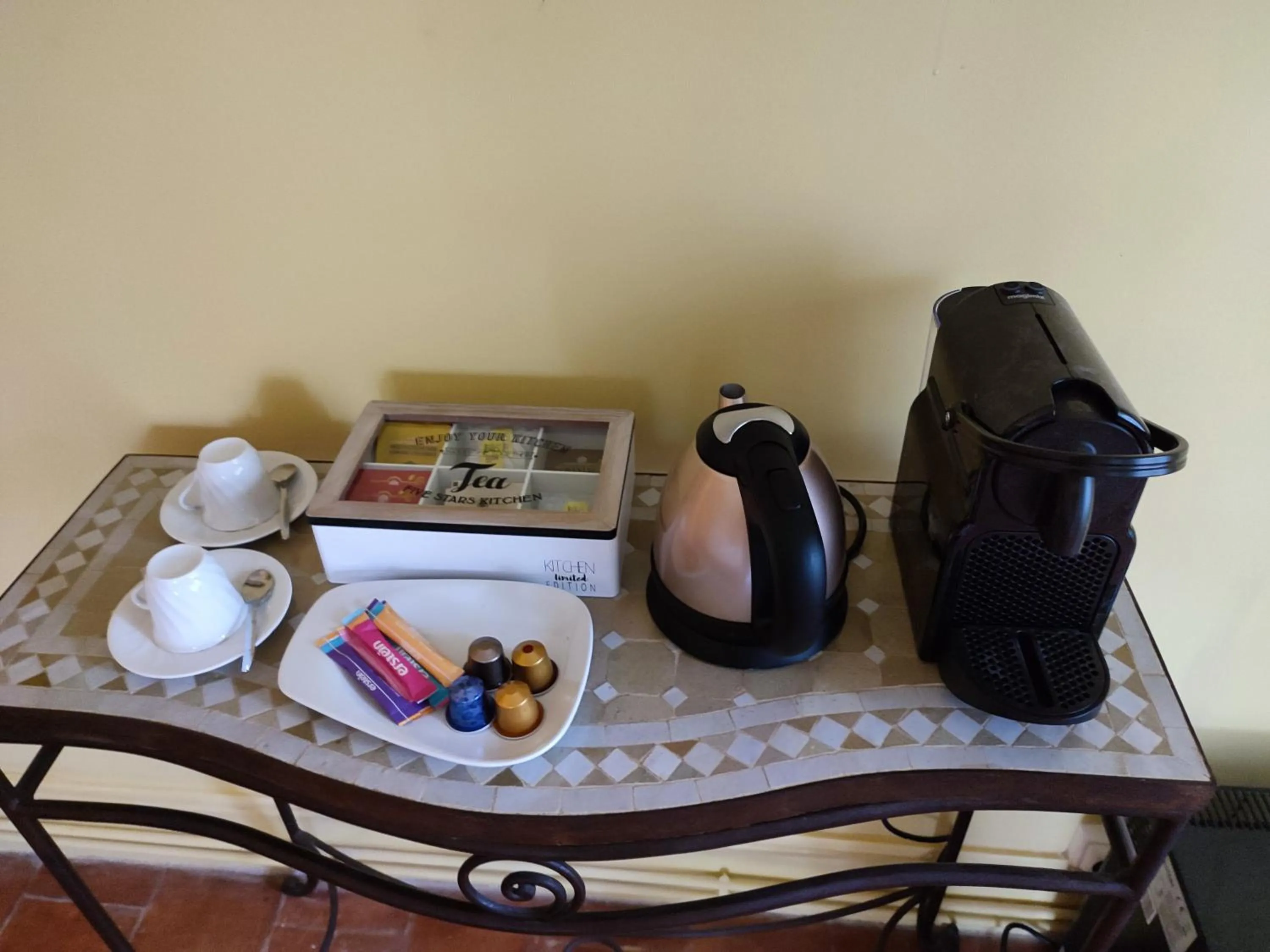 Coffee/tea facilities in les jardins de la fontaine