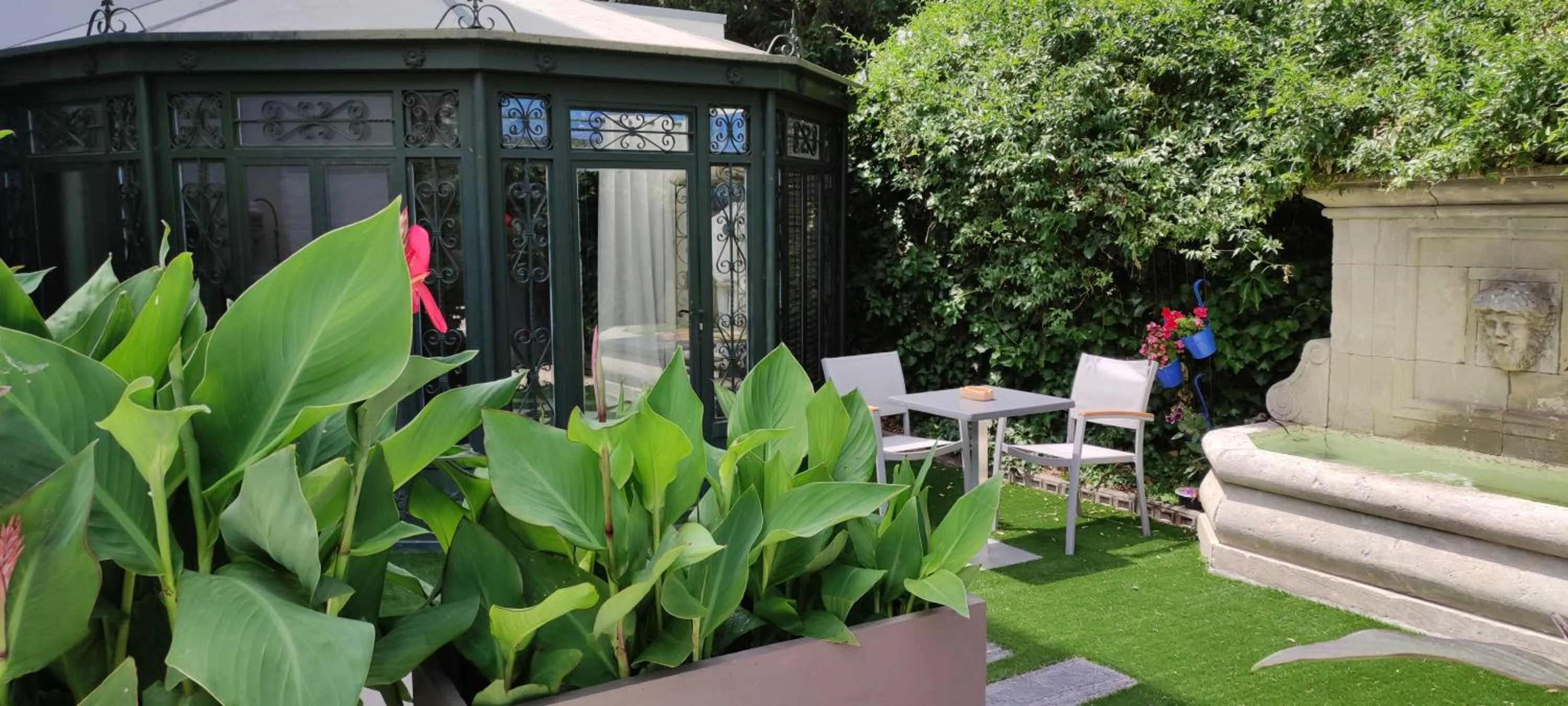 Garden in les jardins de la fontaine