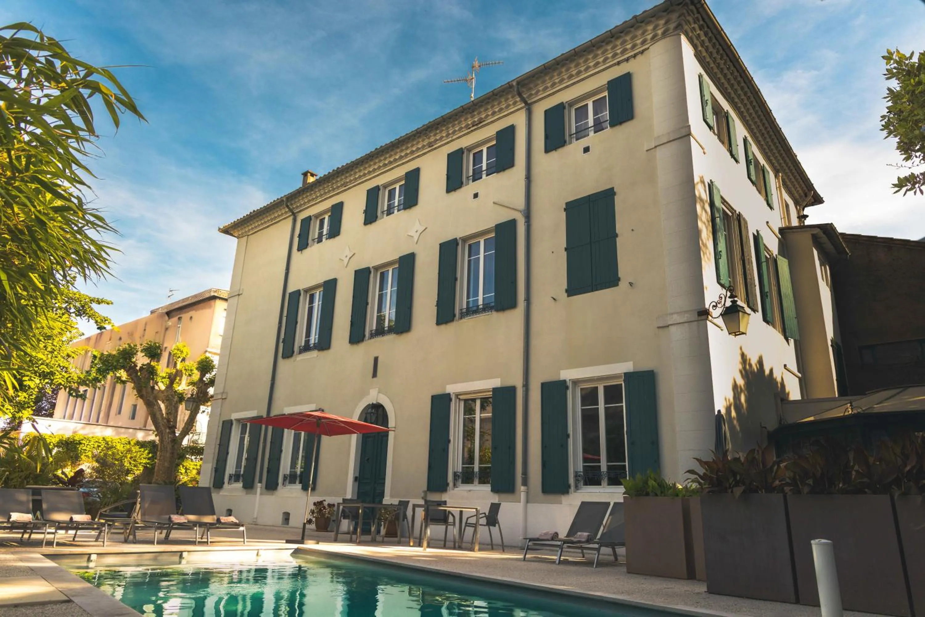 Property building in les jardins de la fontaine