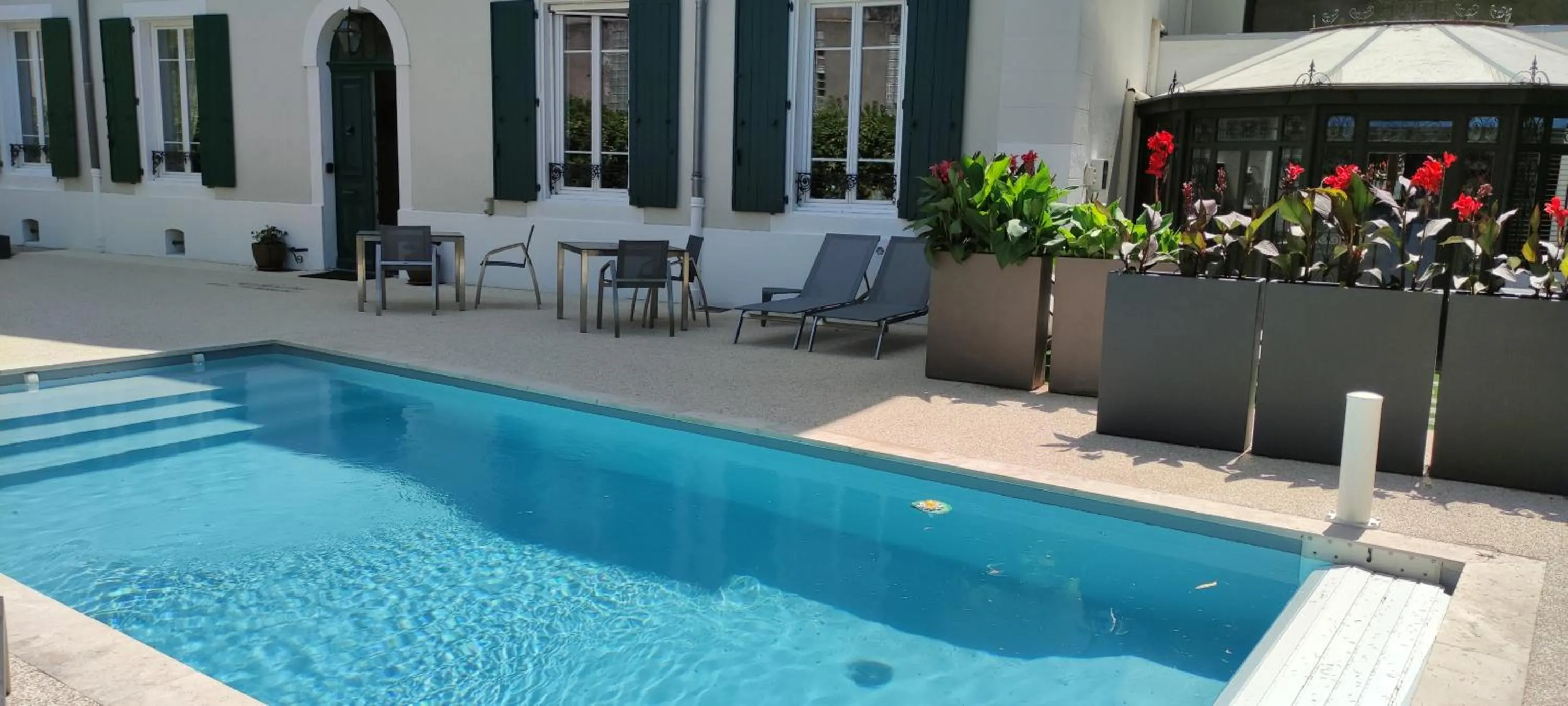 Swimming pool in les jardins de la fontaine