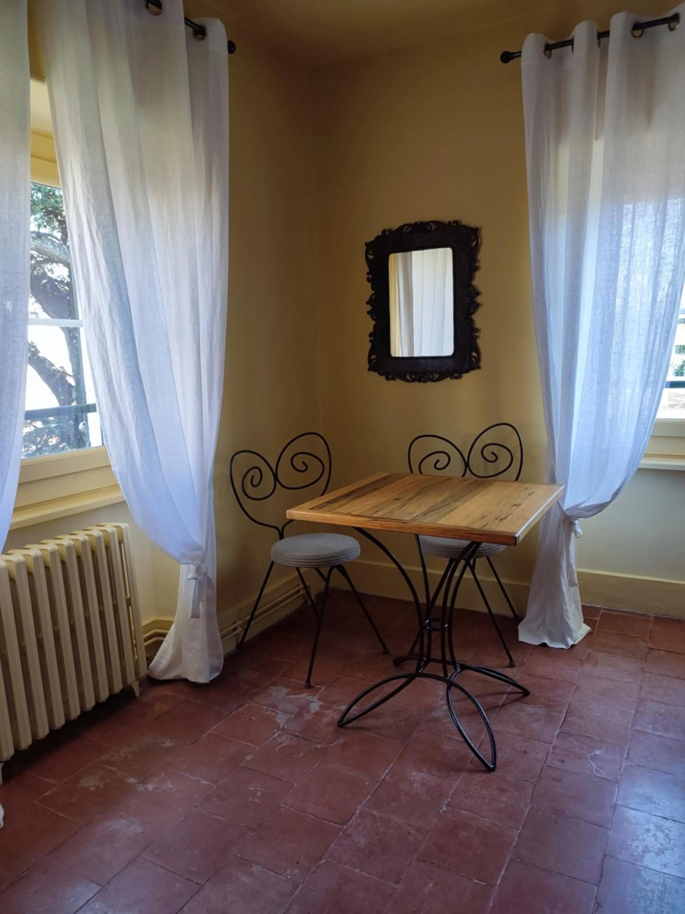 Dining area in les jardins de la fontaine