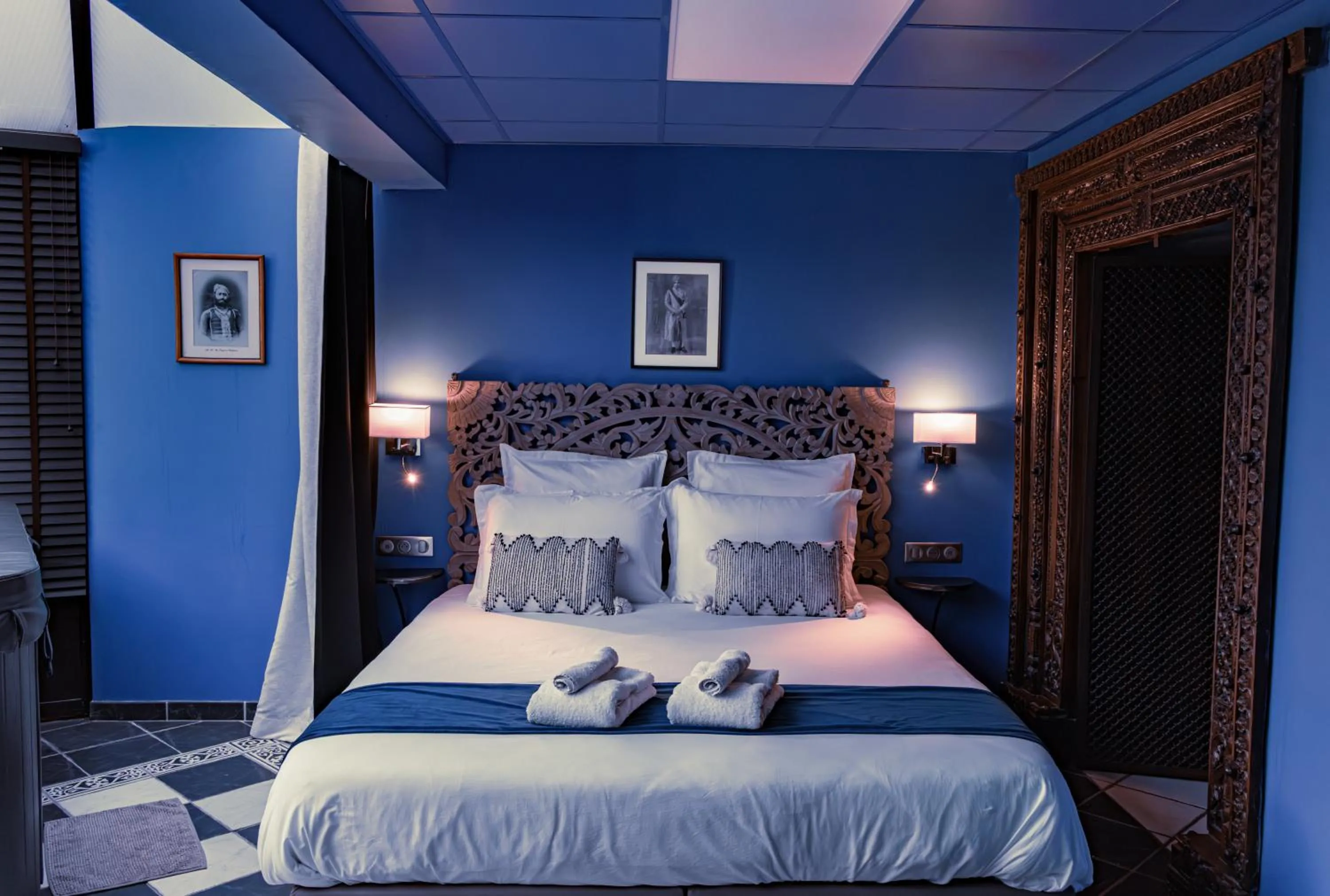 Bedroom, Bed in les jardins de la fontaine