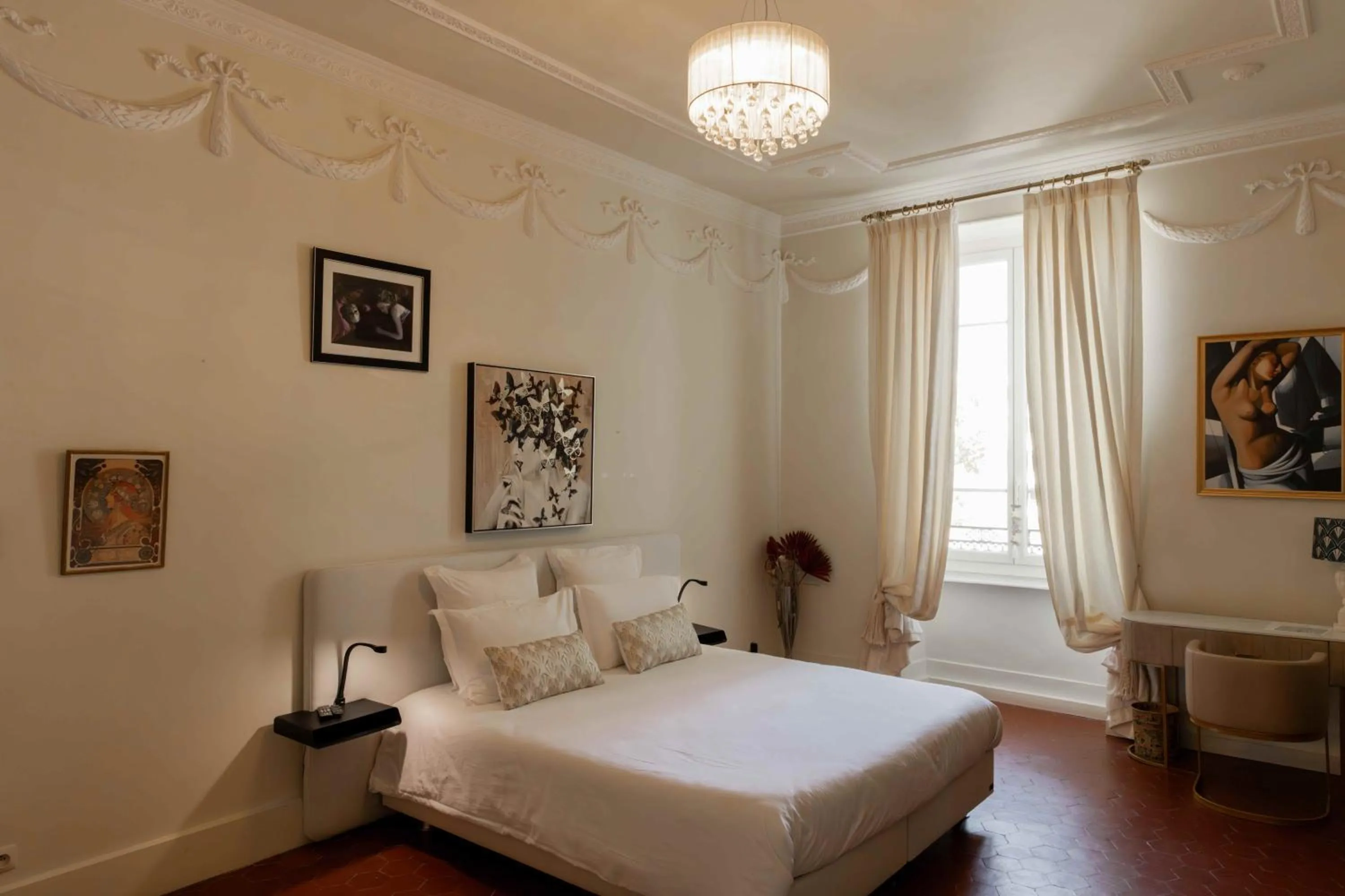 Photo of the whole room, Bed in les jardins de la fontaine