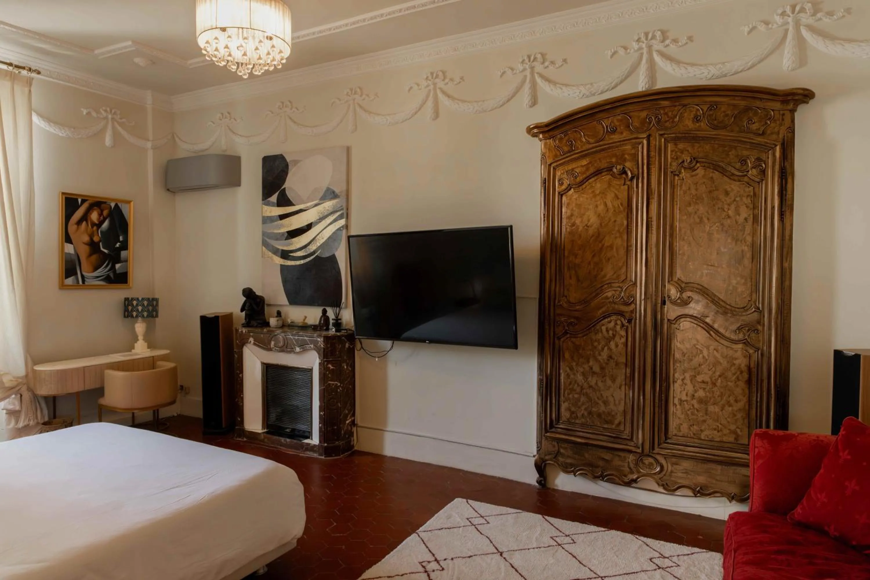 Photo of the whole room, Bed in les jardins de la fontaine