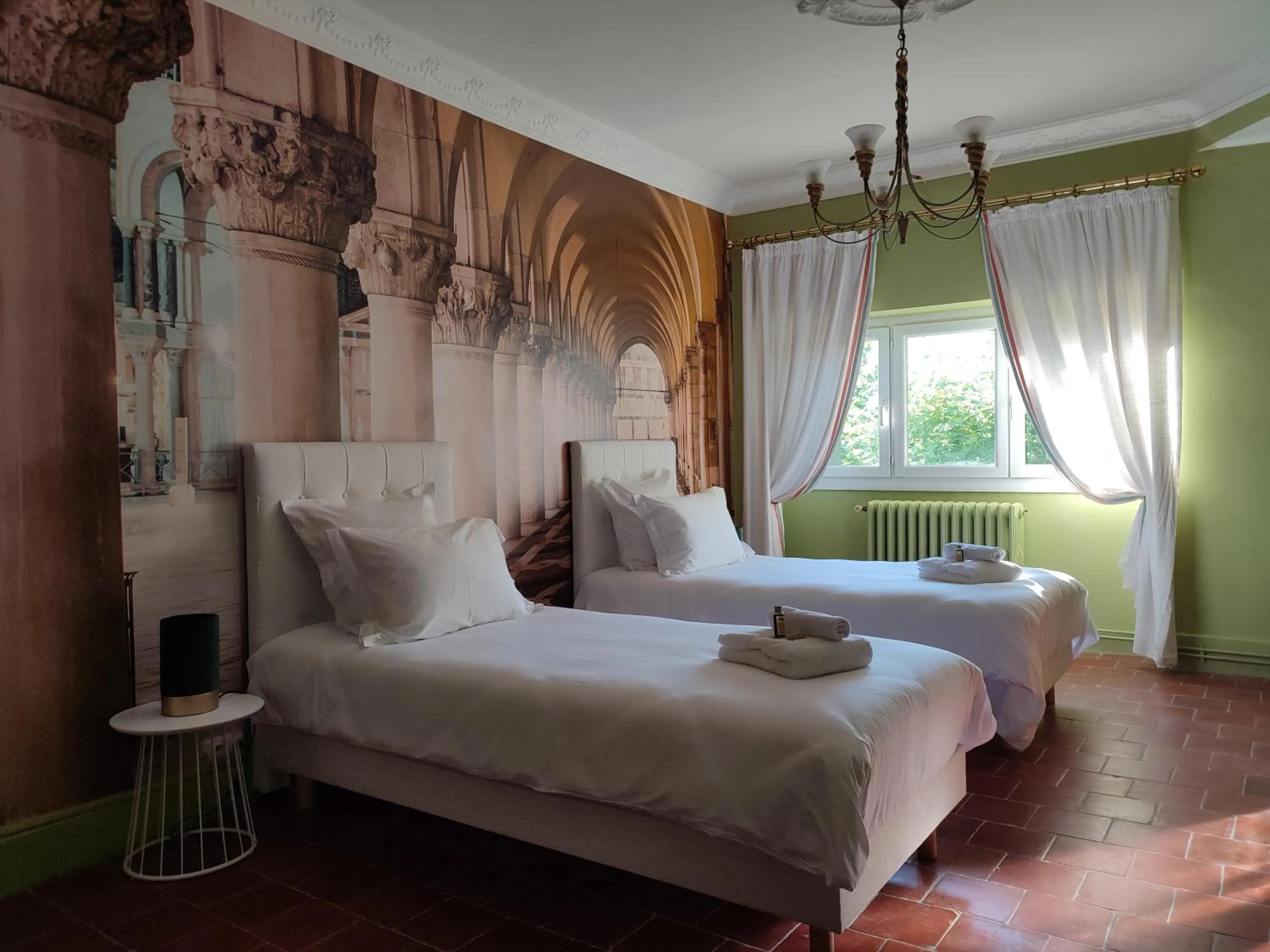 Bed in les jardins de la fontaine