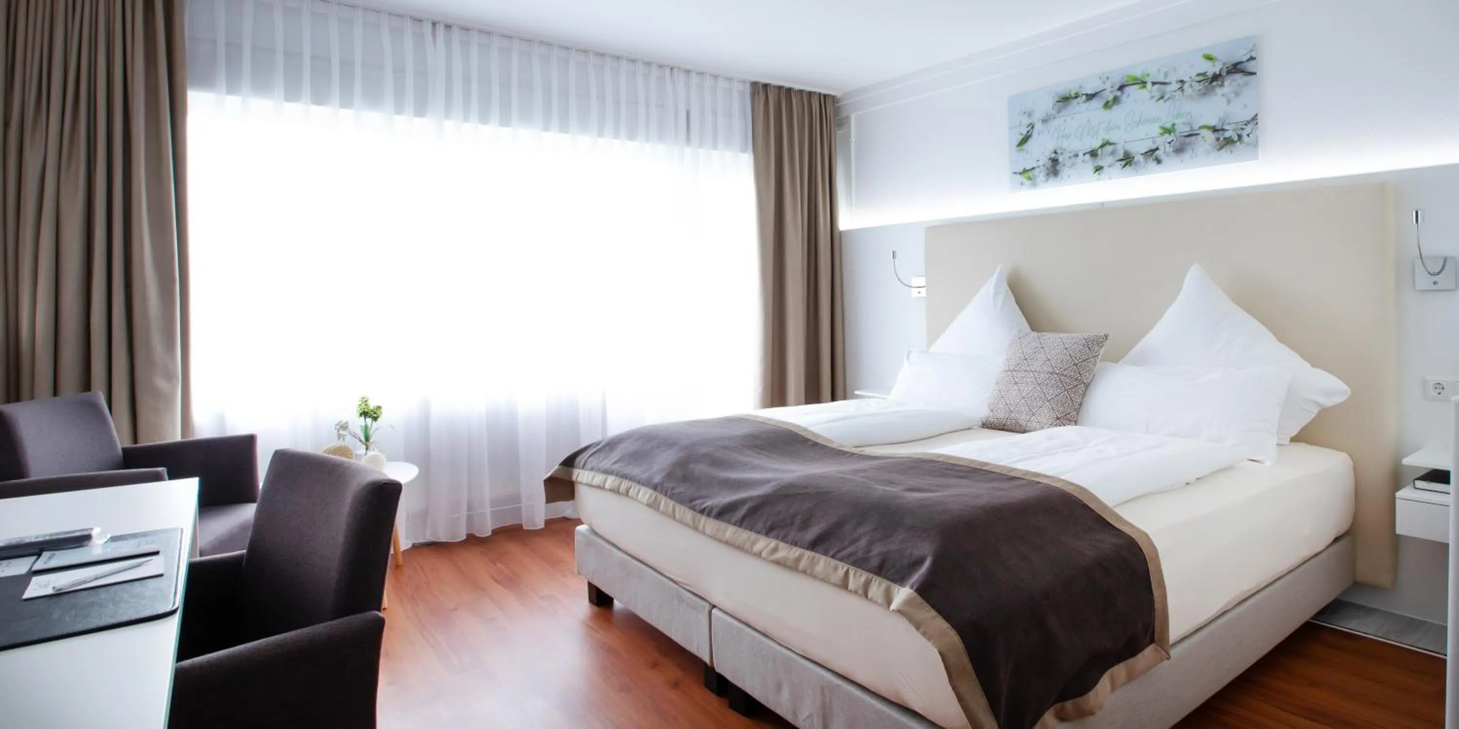 Photo of the whole room, Bed in Hotel Hangelar