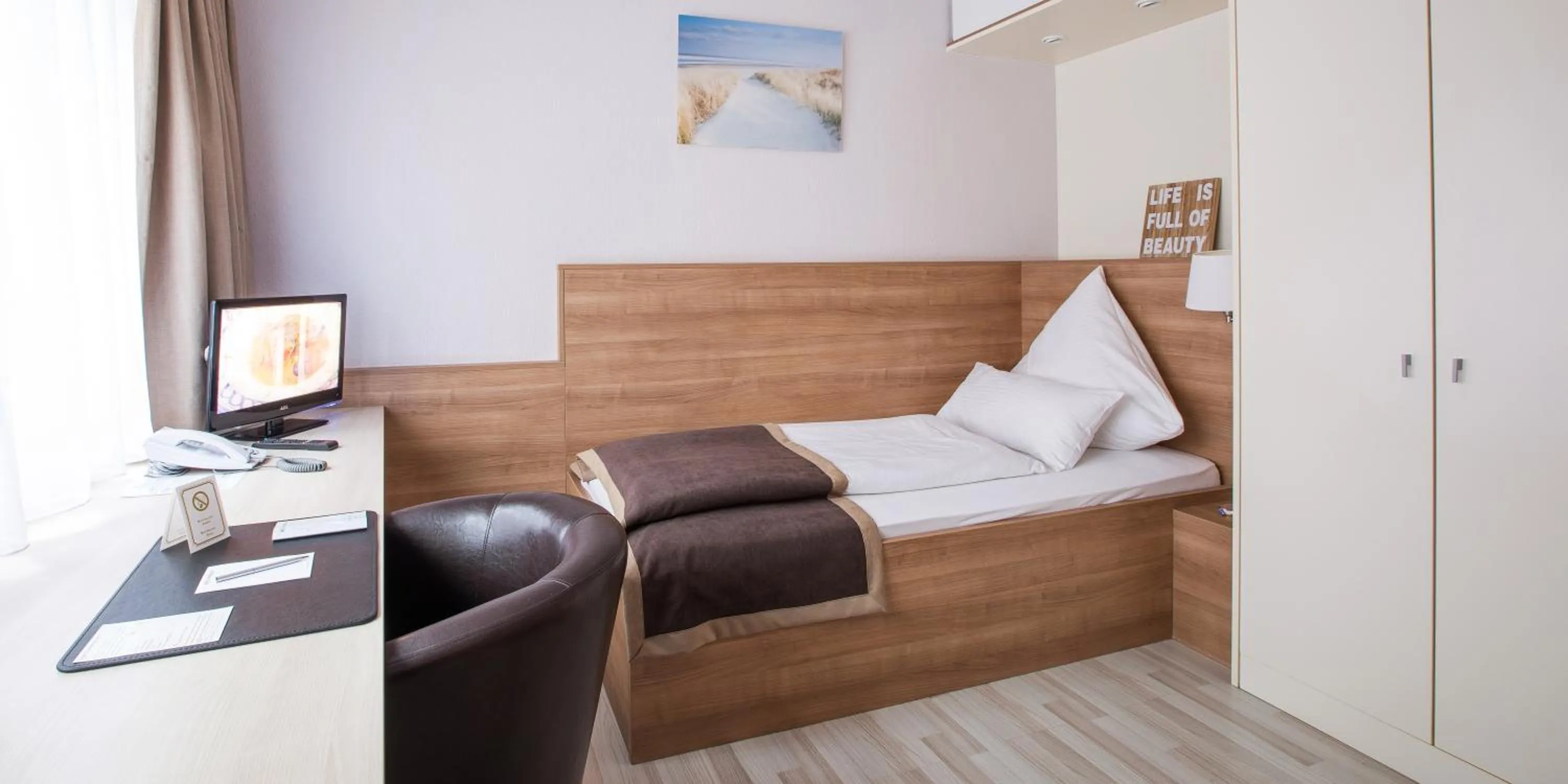 Photo of the whole room, Bed in Hotel Hangelar