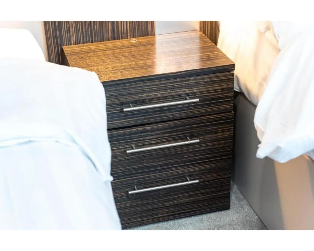 Bathroom, Bed in Uno Hotel Heathrow Windsor