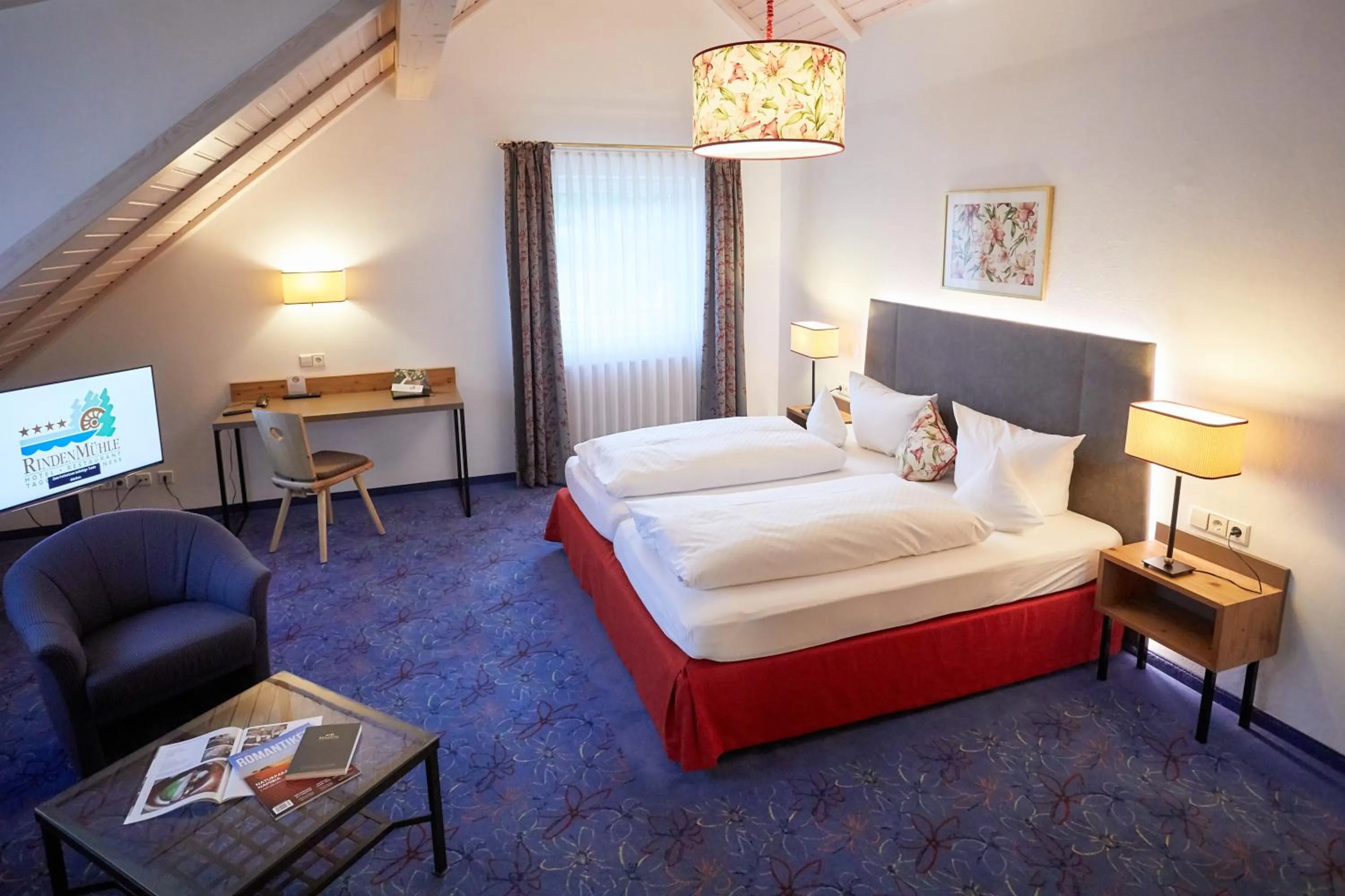 Living room, Bed in Romantik Hotel Rindenmühle