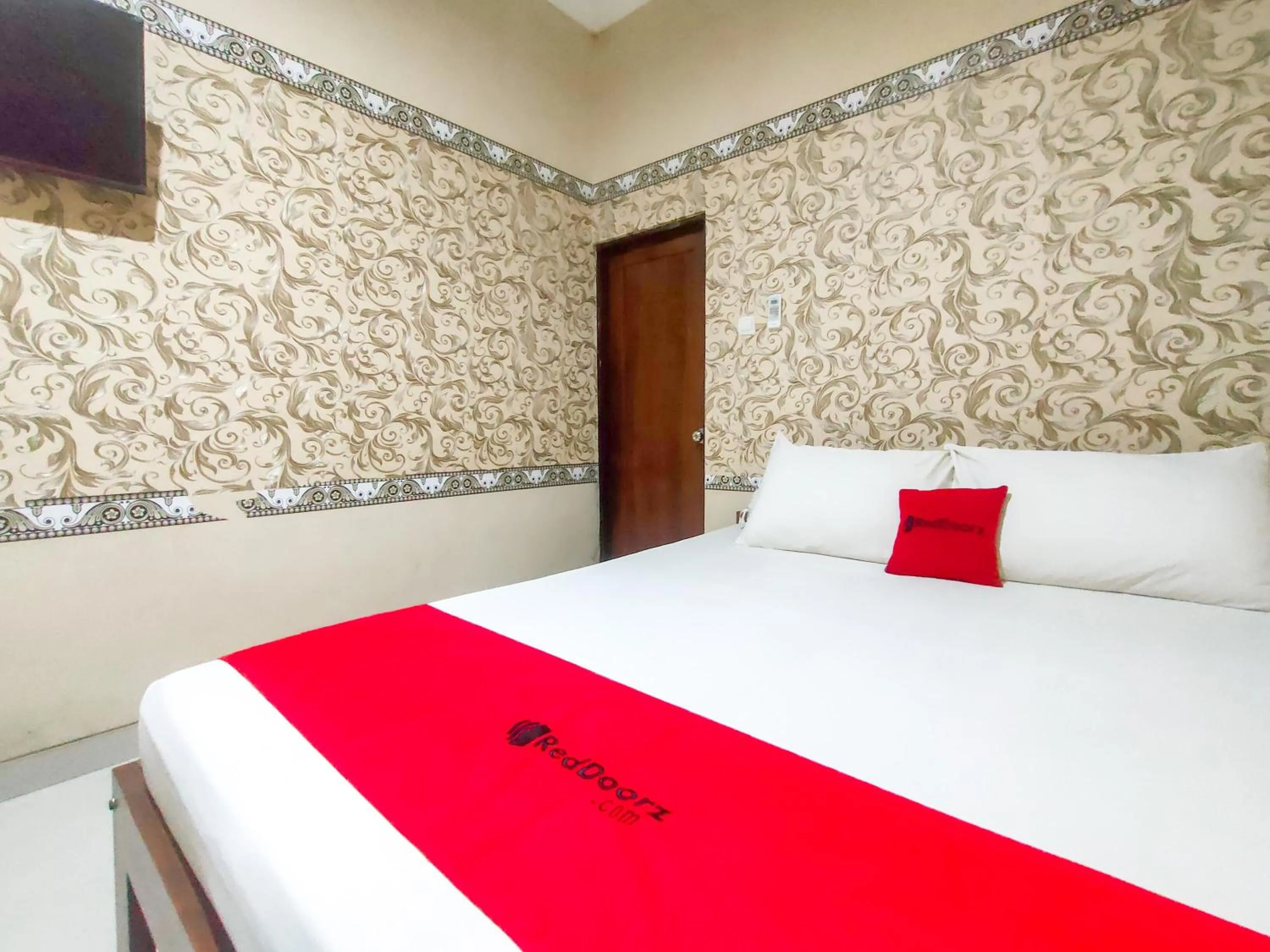 Bedroom, Bed in RedDoorz Syariah at Graha Adi Karya Kartasura
