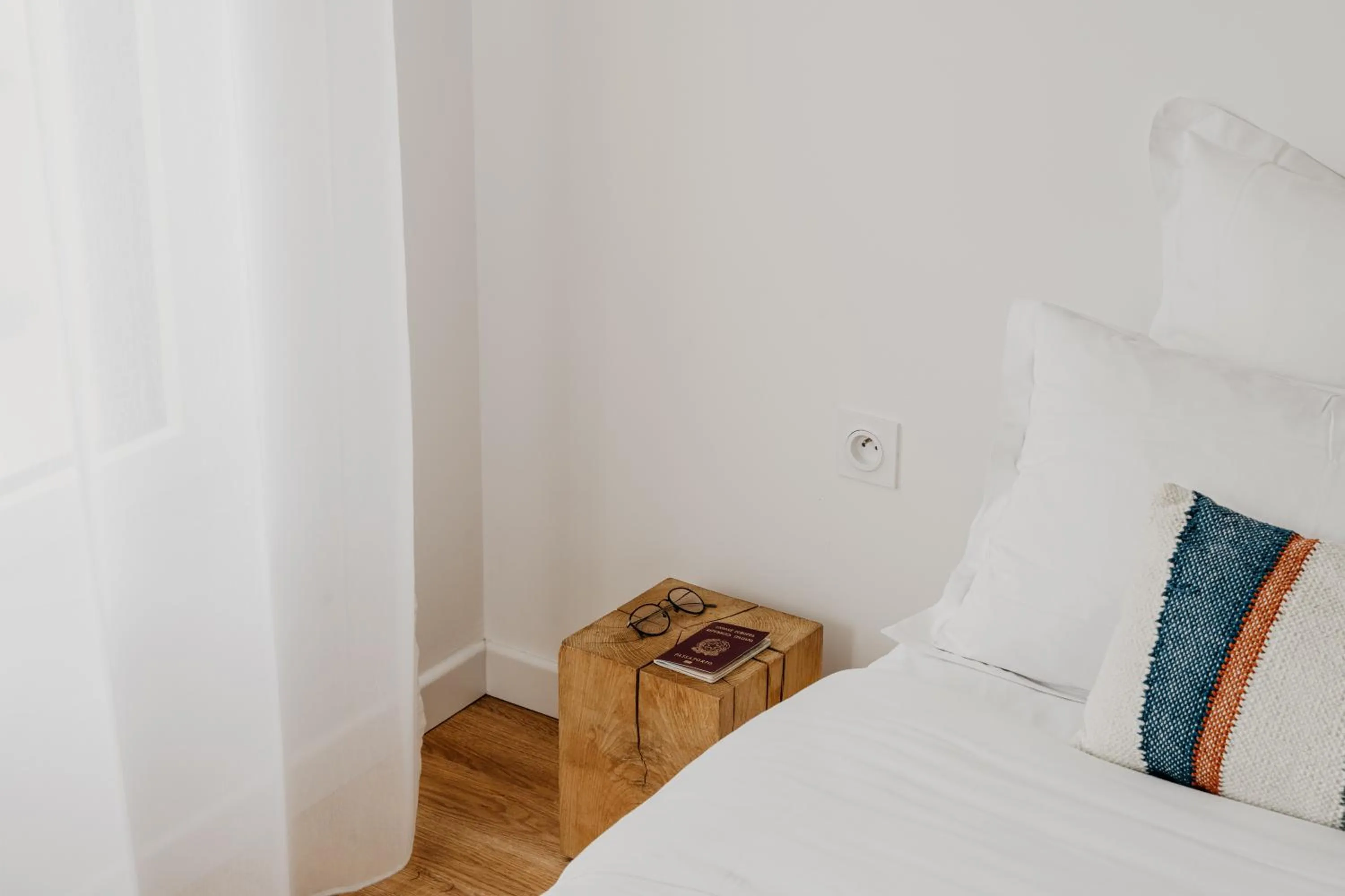Bed in Edgar Suites Levallois – Jules Verne