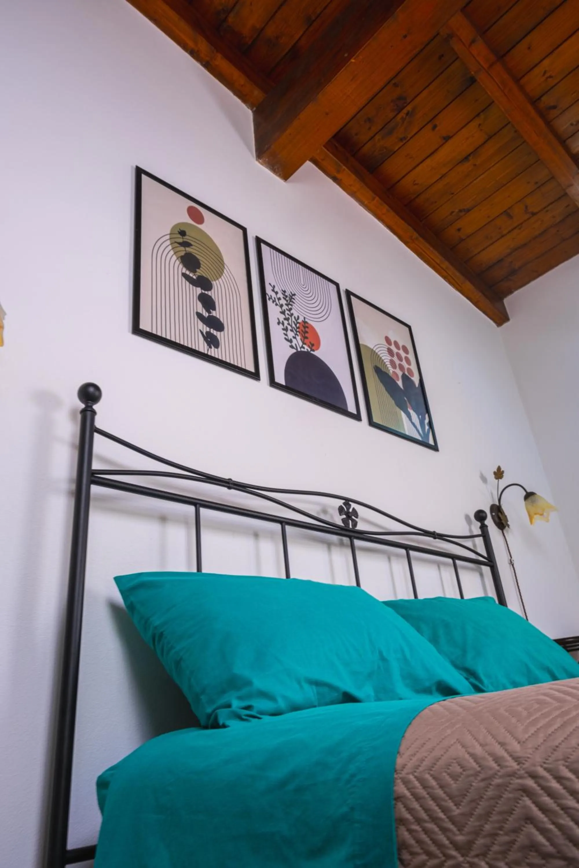 Photo of the whole room, Bed in Funtana'e Mari