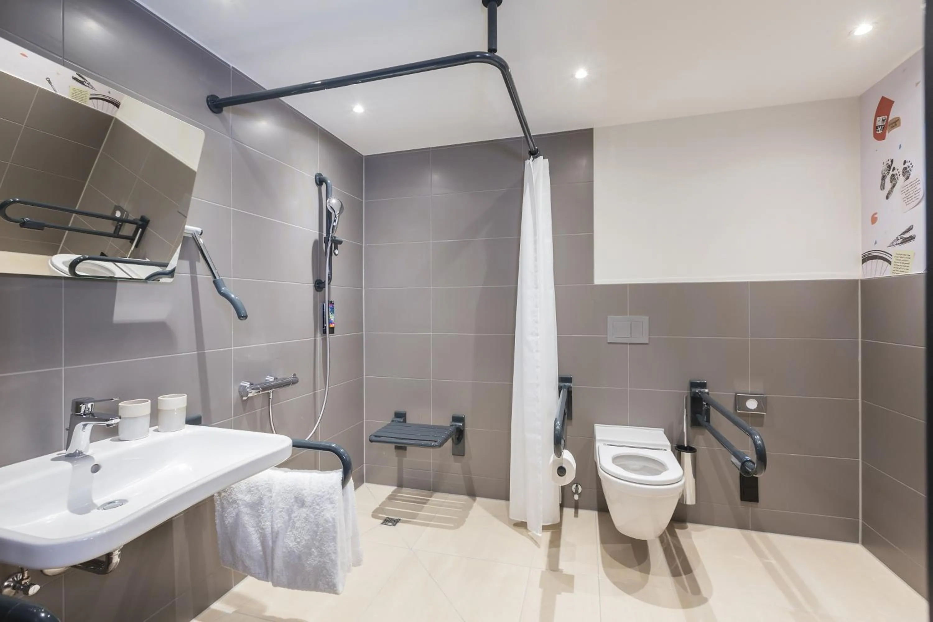 Shower in Holiday Inn - the niu, Cure Erlangen by IHG