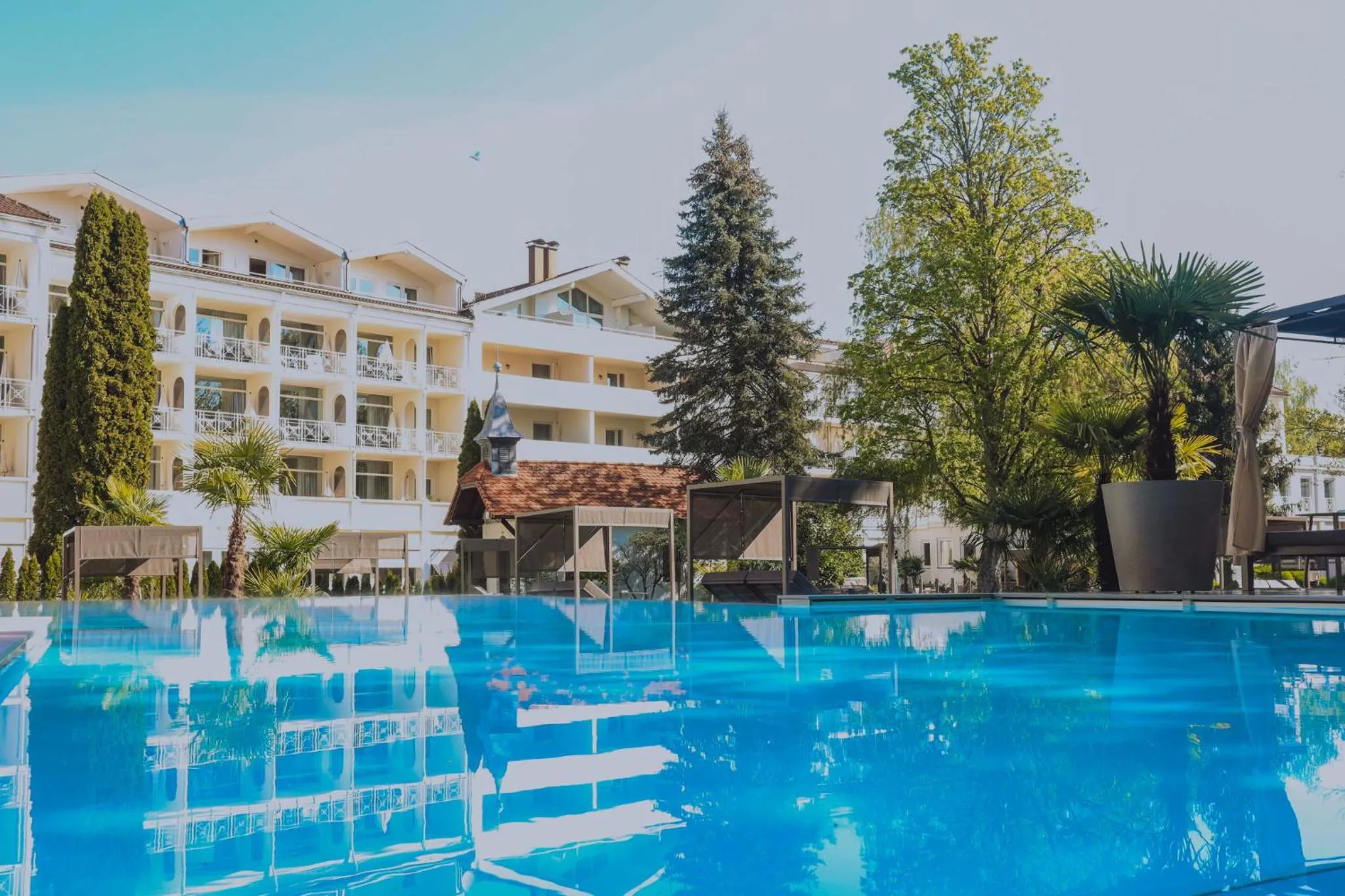 Swimming pool in Das Parkhotel