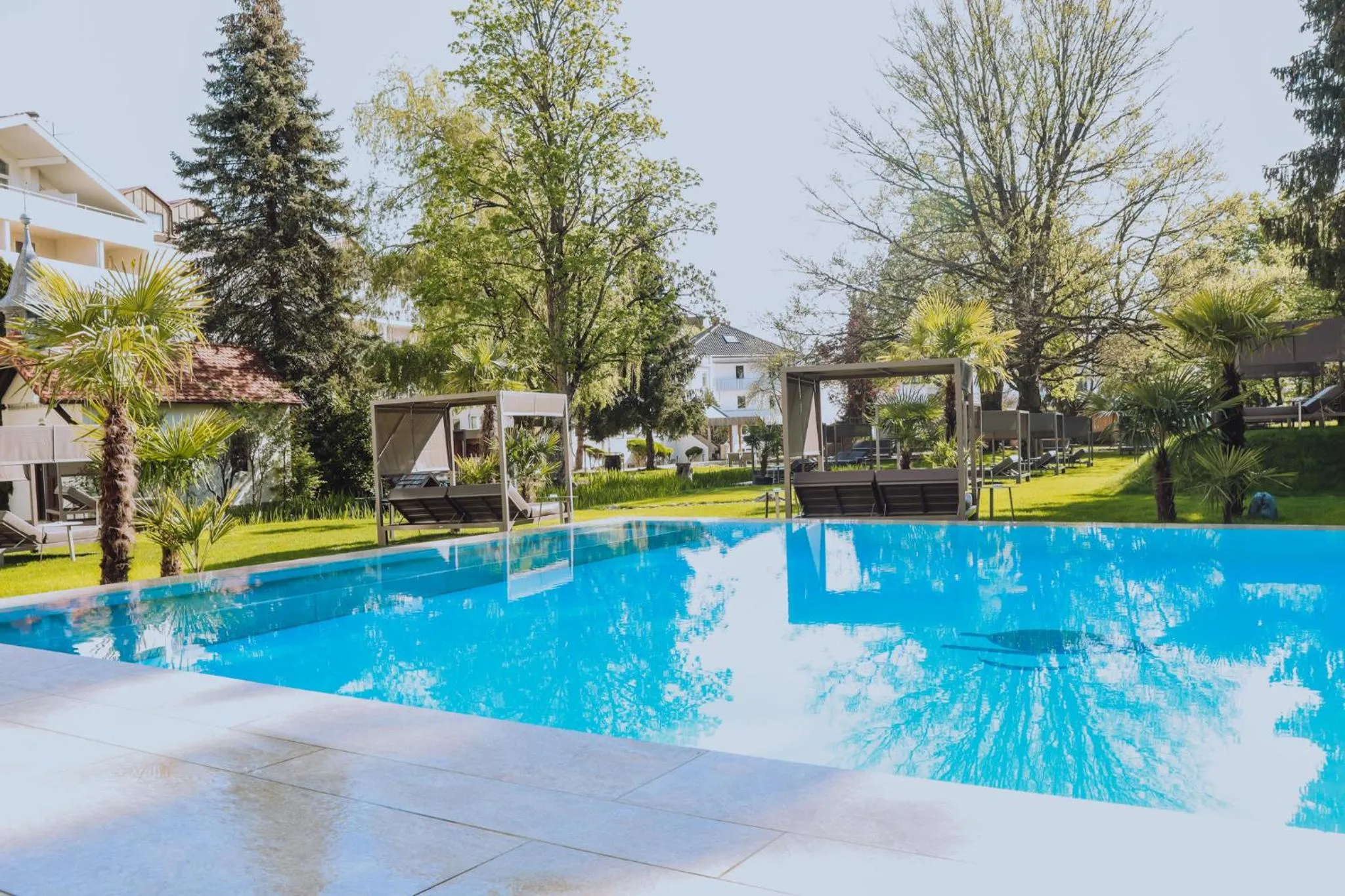Swimming pool in Das Parkhotel