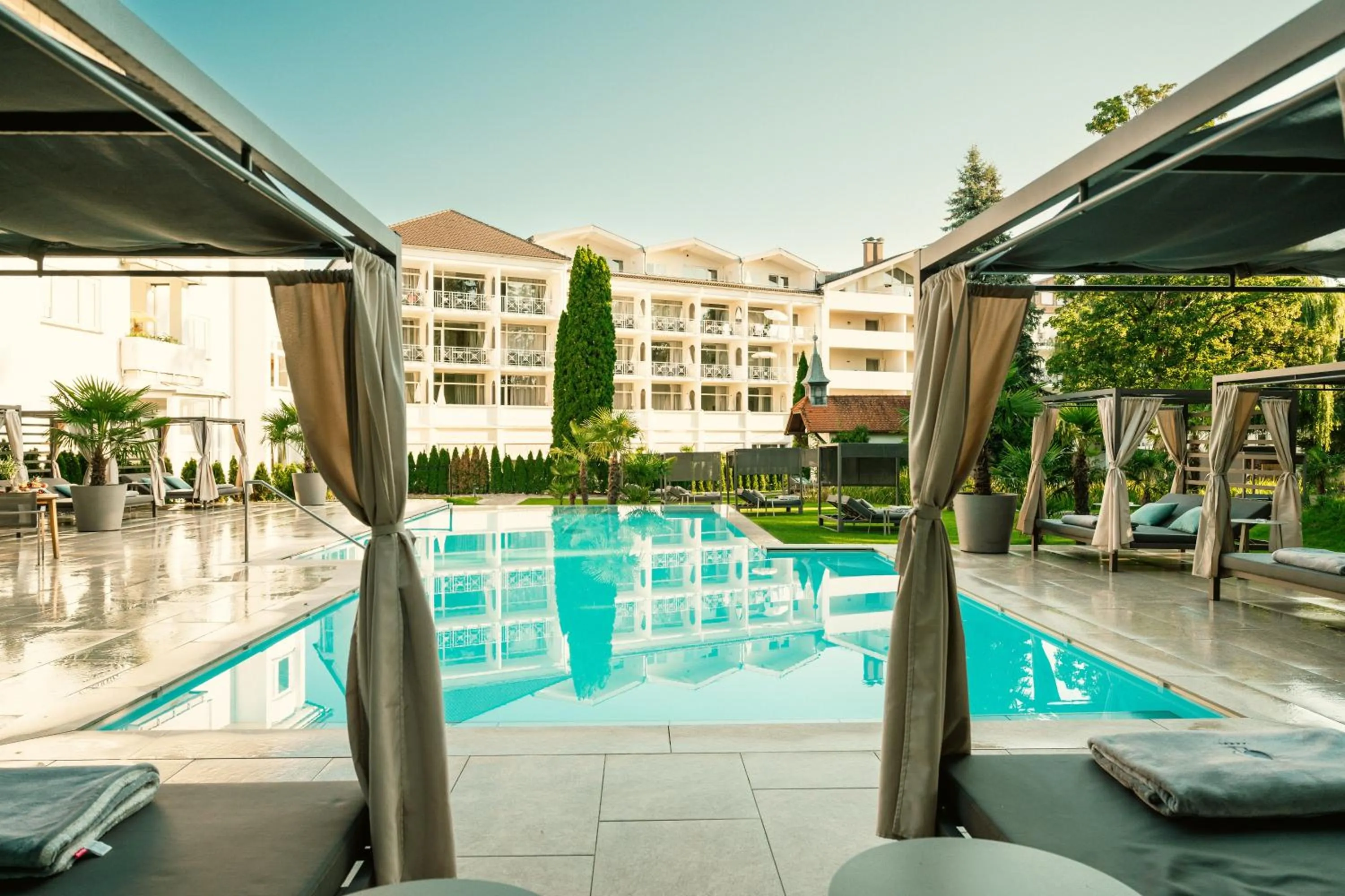 Swimming pool in Das Parkhotel